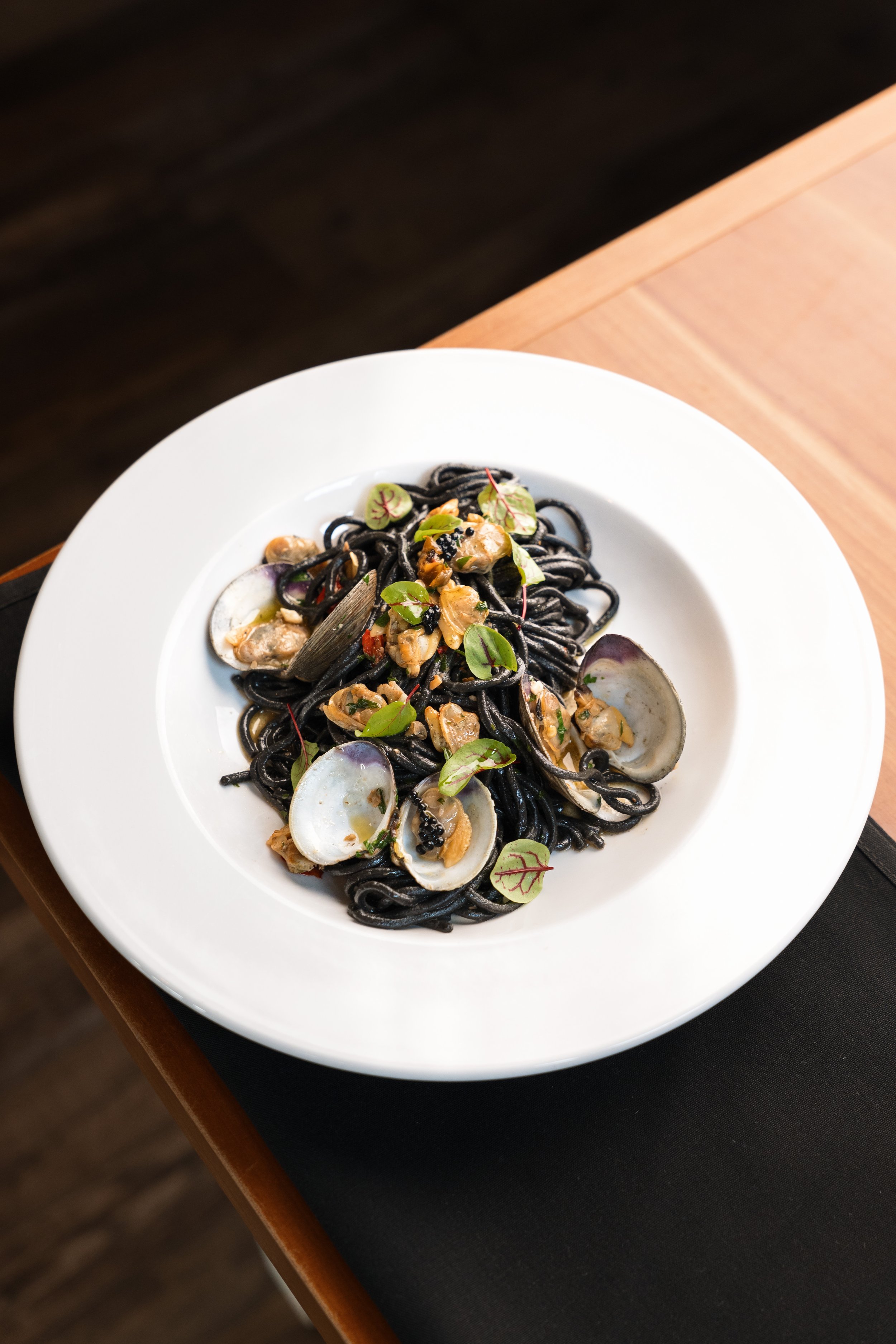 SPAGHETTI AL NERO DI SEPPIA E VONGOLE VERACI