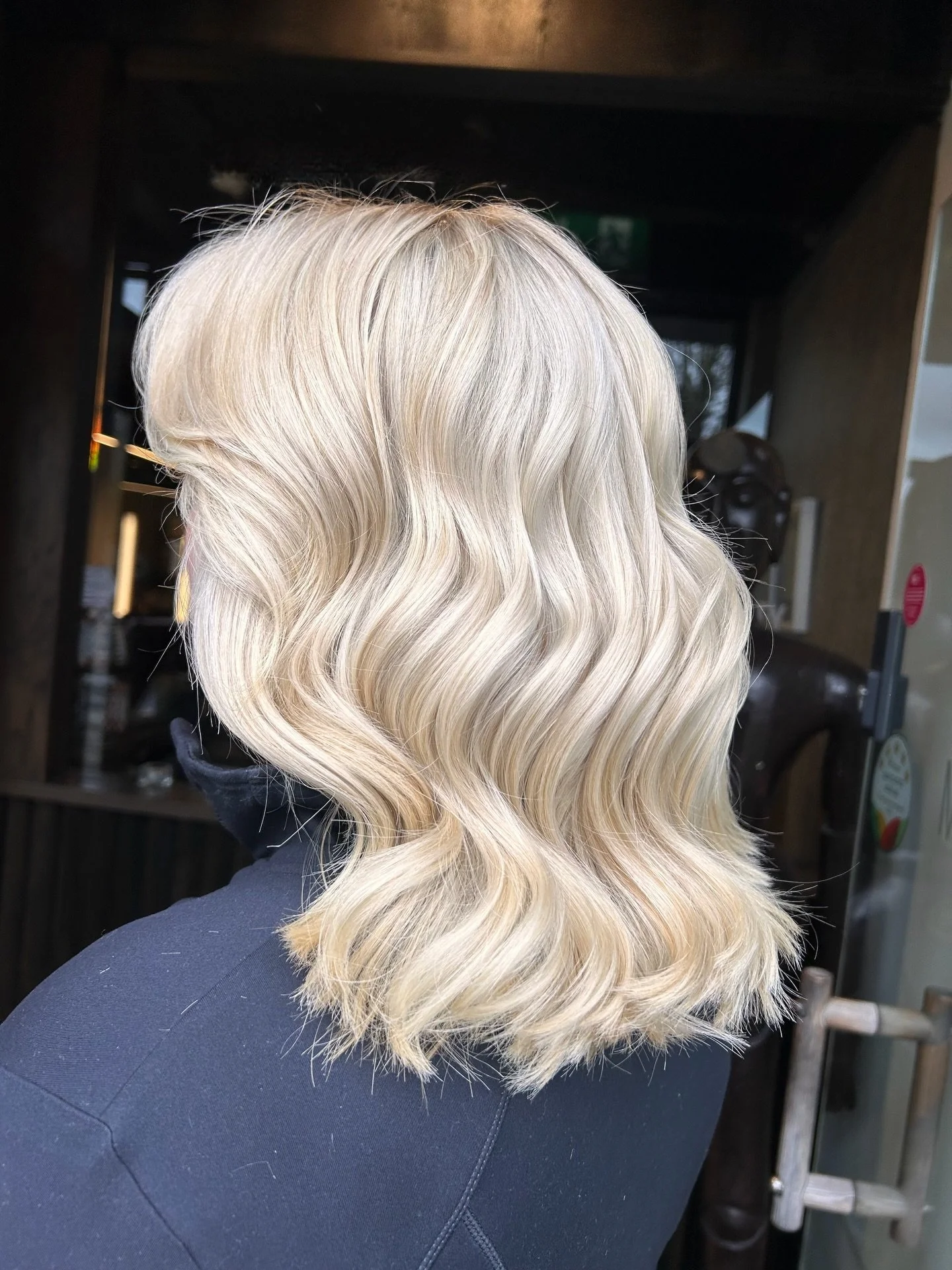 ✨ ❄️BLONDE TRANSFORMATION ✨❄️

From warm and dull ➡️ to a bright icy creamy blonde 🤍🍦

Megan prepped the hair with Davines Beautiful Things Colour Treatment to create a more even base before adding highlights throughout the hair to lift and even ou