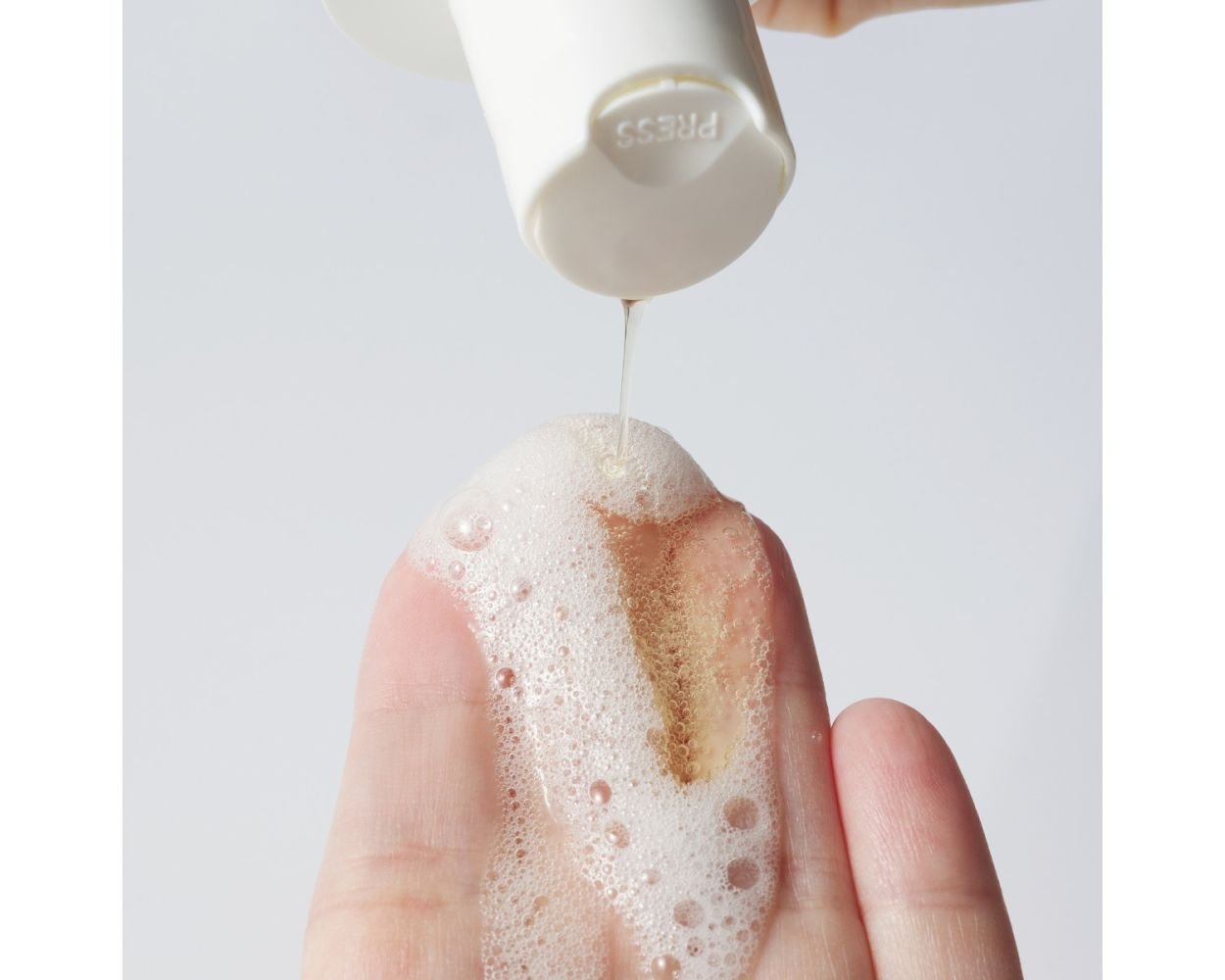 c-esta-cleansing-gel-swatch-111824-2.jpg