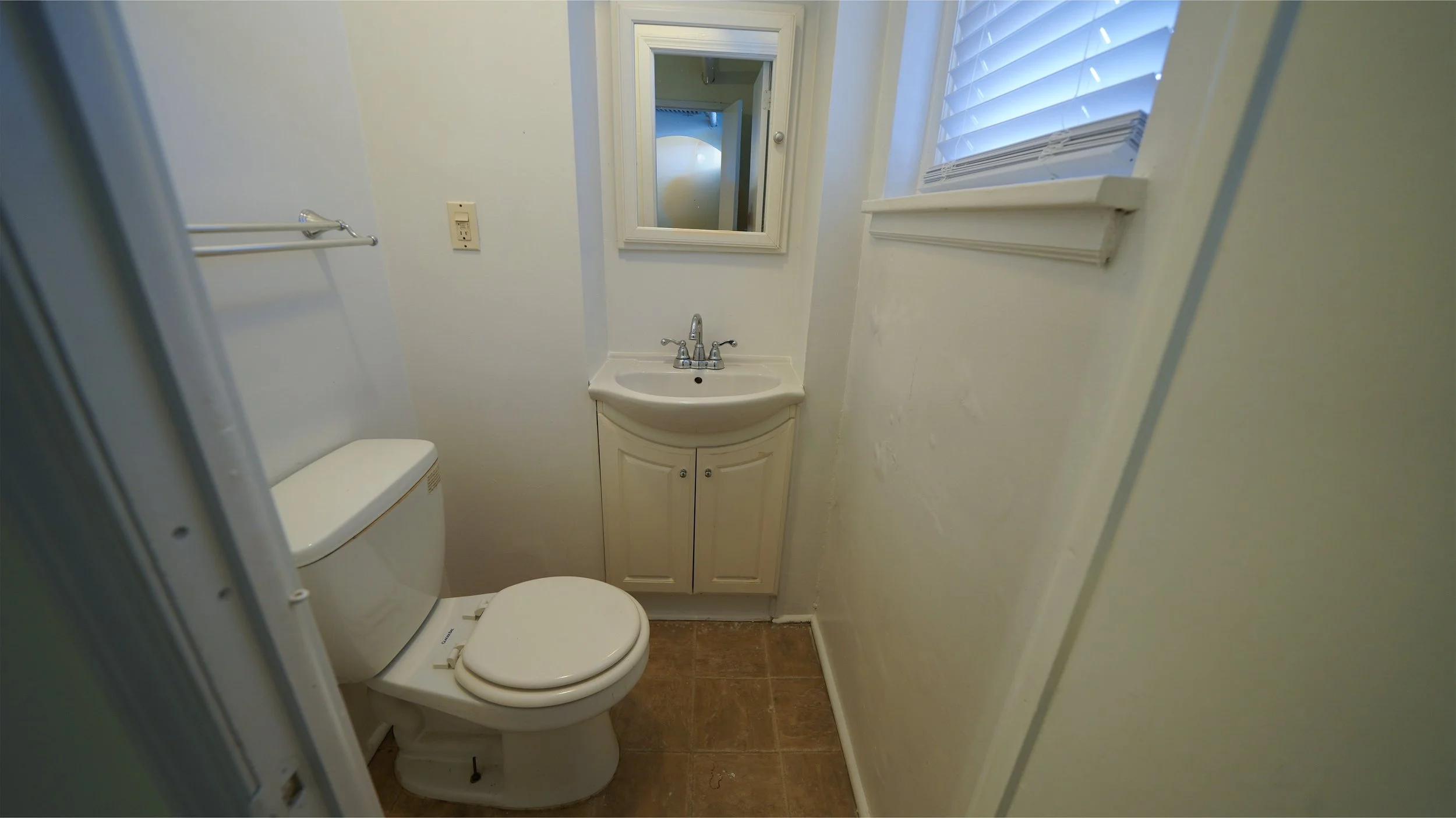 1871-4 half bath.jpg