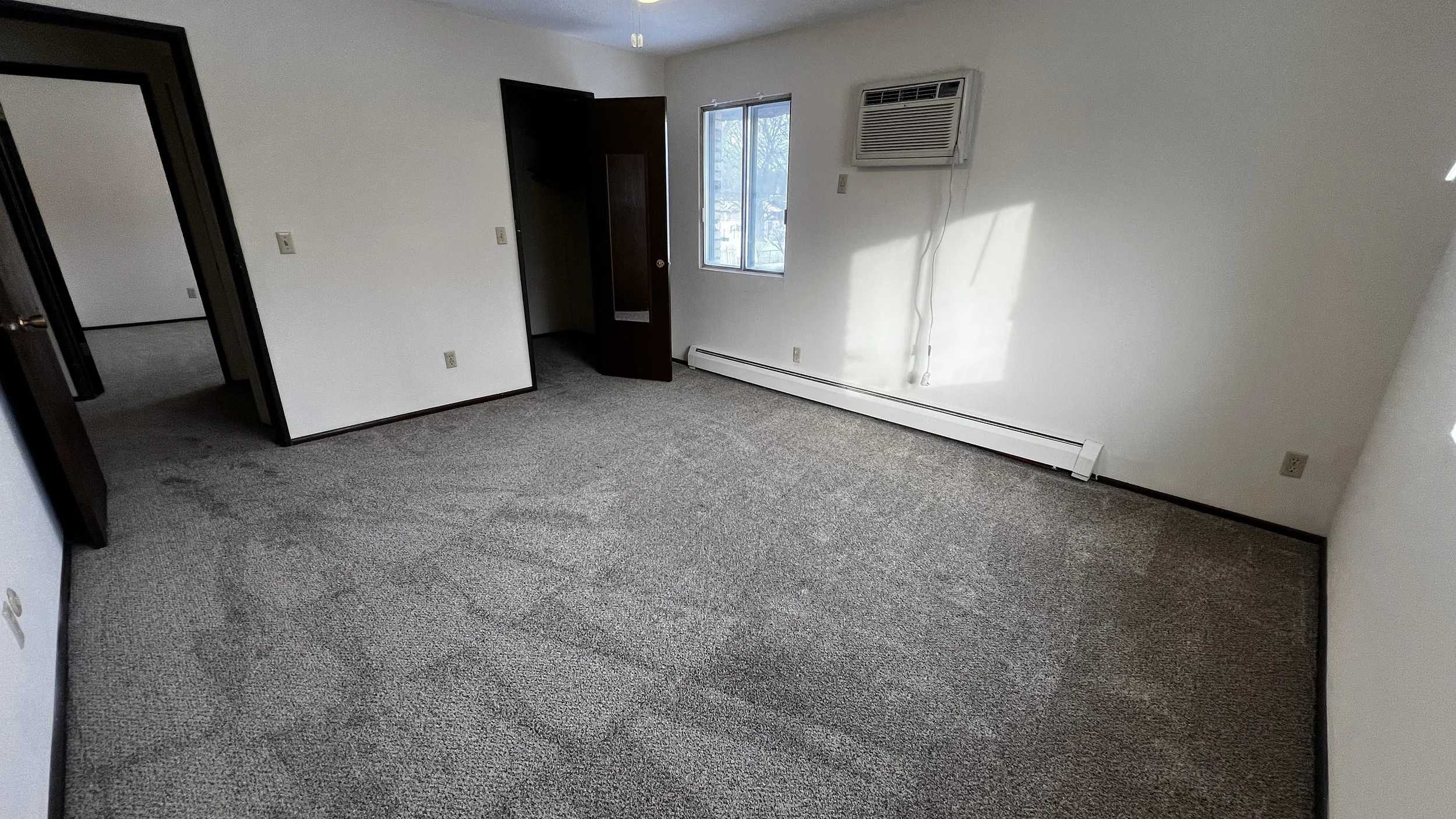 925-202 bedroom4.jpg