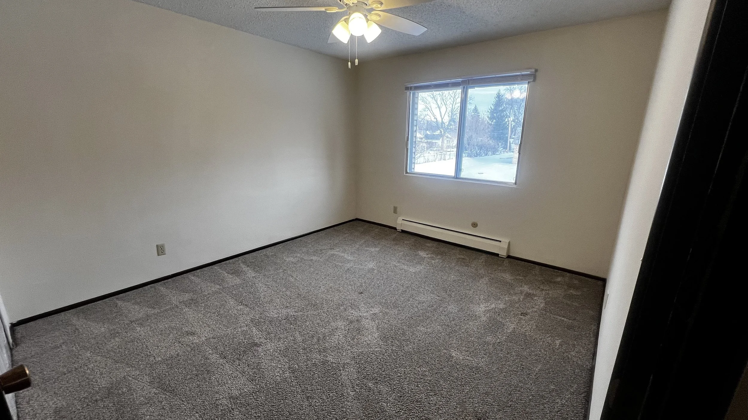 925-202 bedroom1.jpg