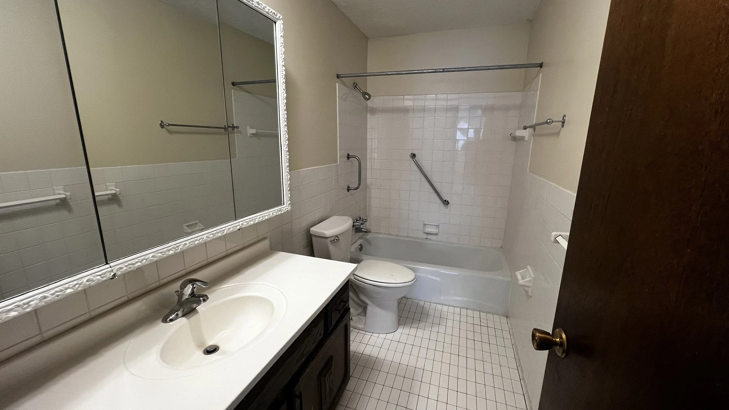 925-202 bathroom.jpg