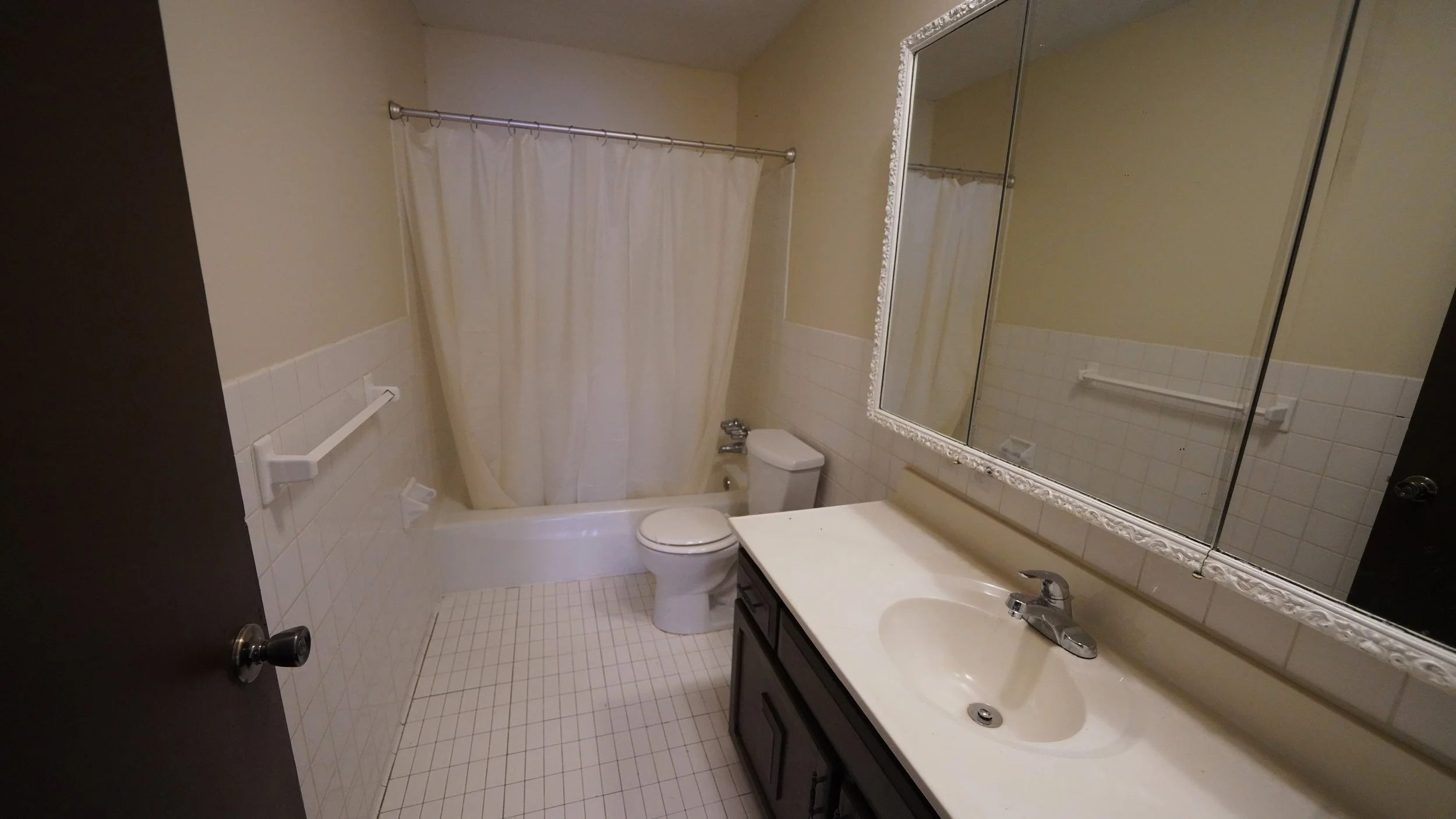 925-210 bathroom.jpg