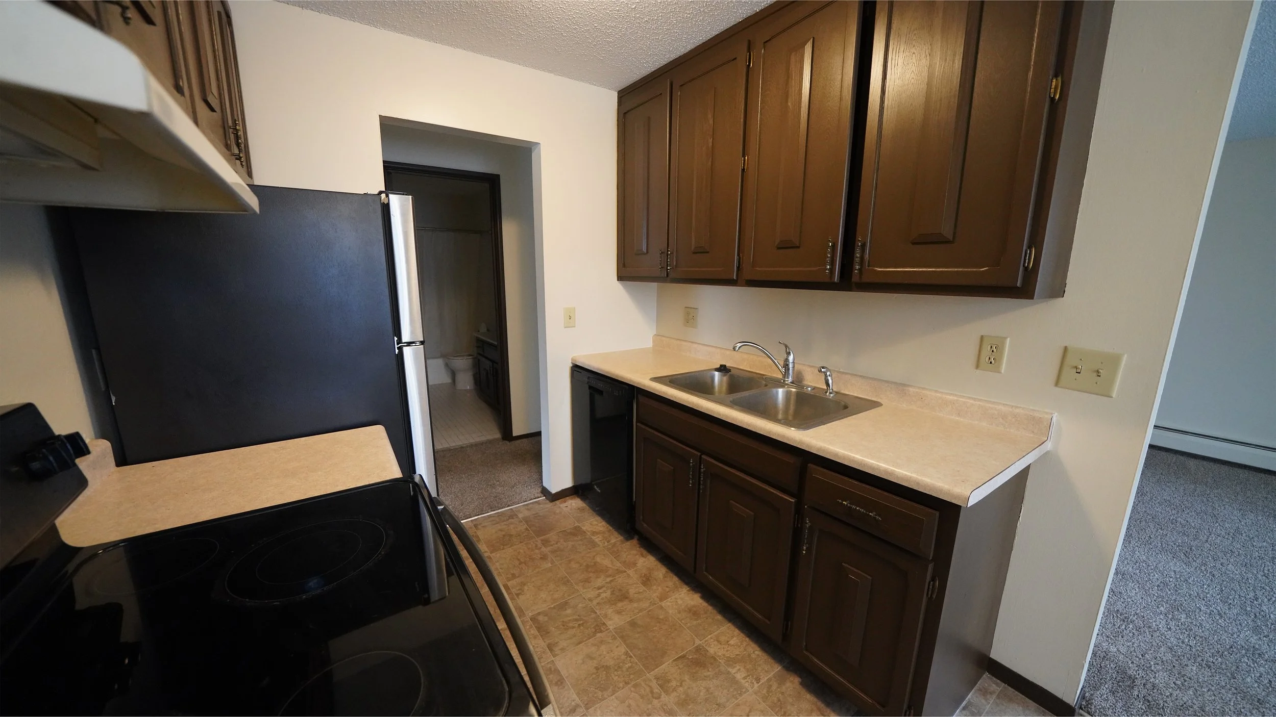 925-210 kitchen2.jpg