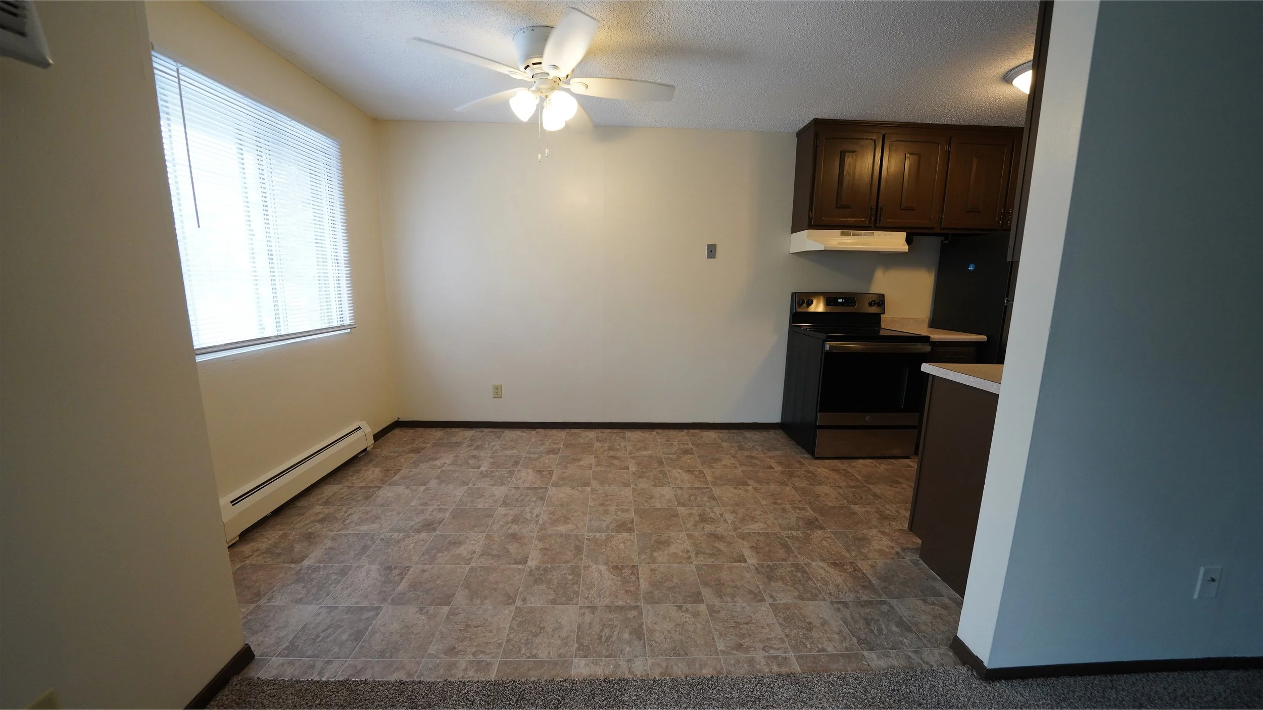 925-210 dining area.jpg