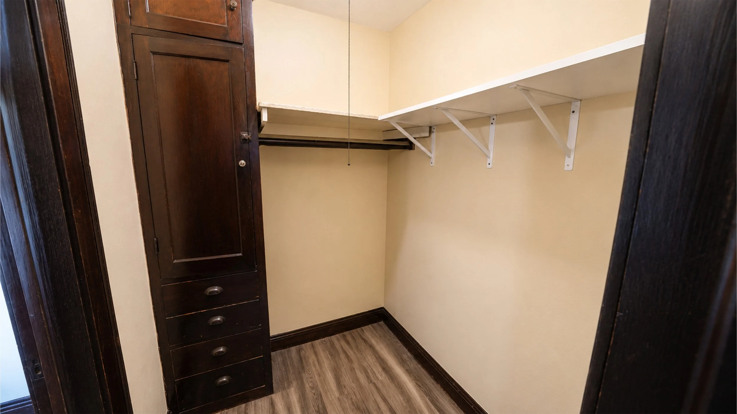 2086-10 closet.jpg