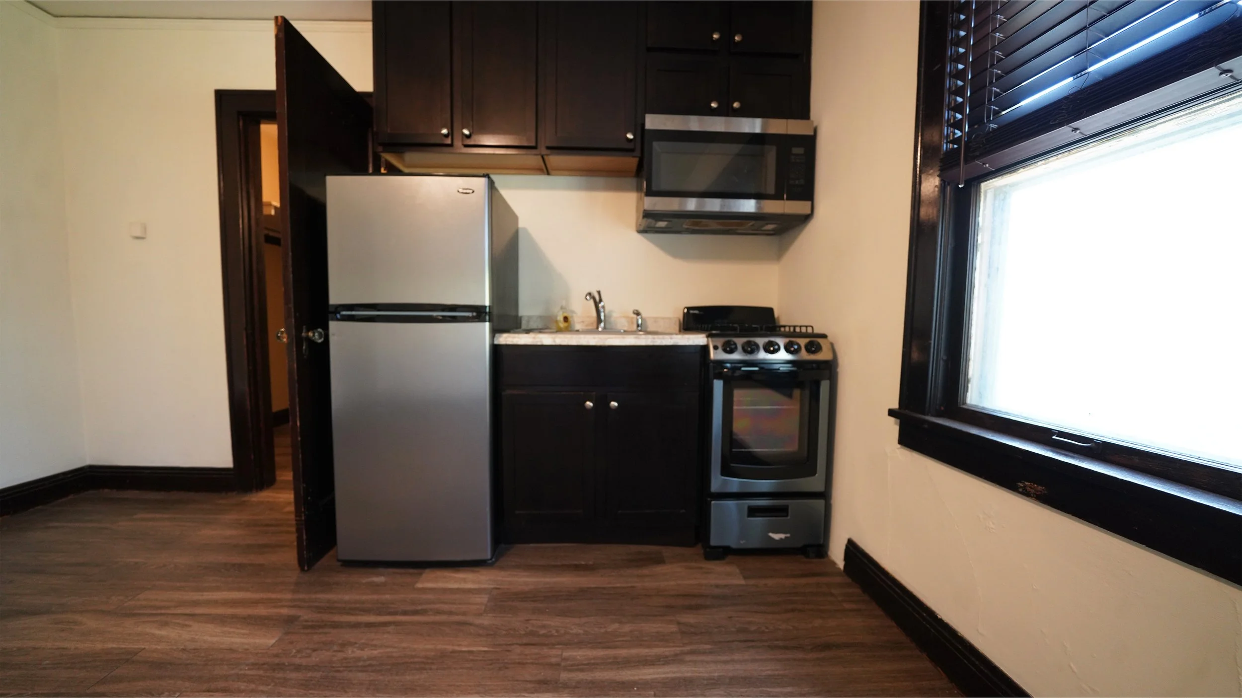 2086-10 kitchen.jpg