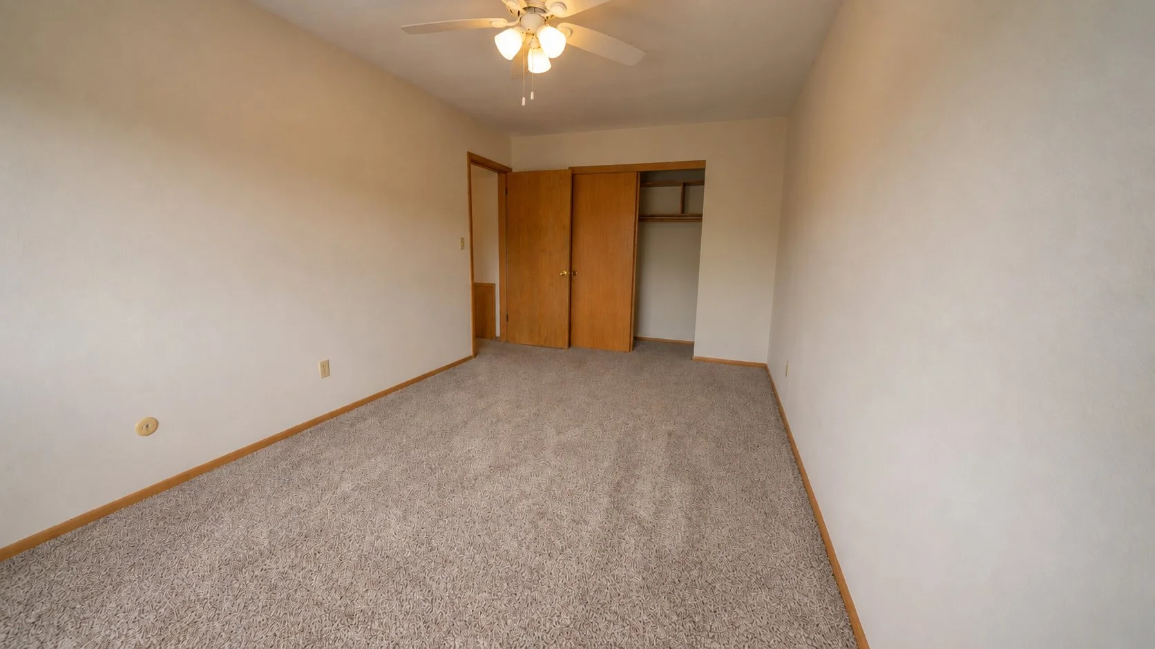 550-25 living room2.jpg