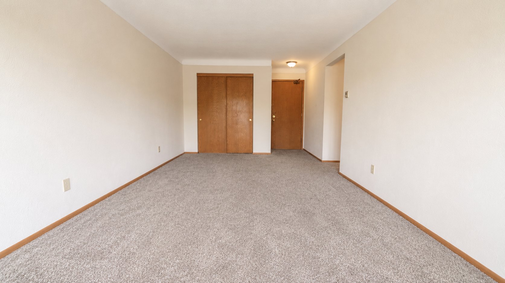 550-25 living room5.jpg