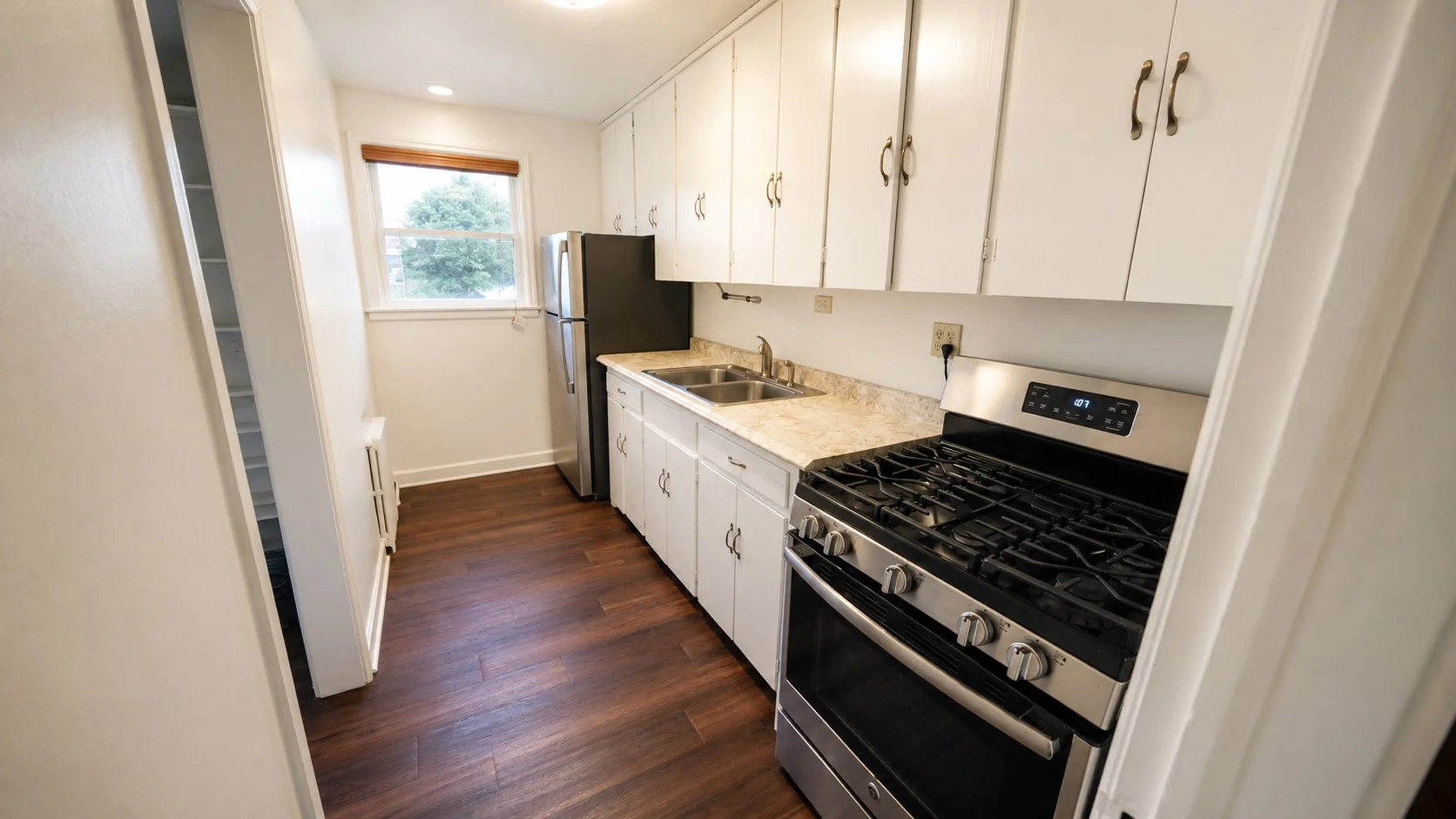 2064 kitchen2.jpg