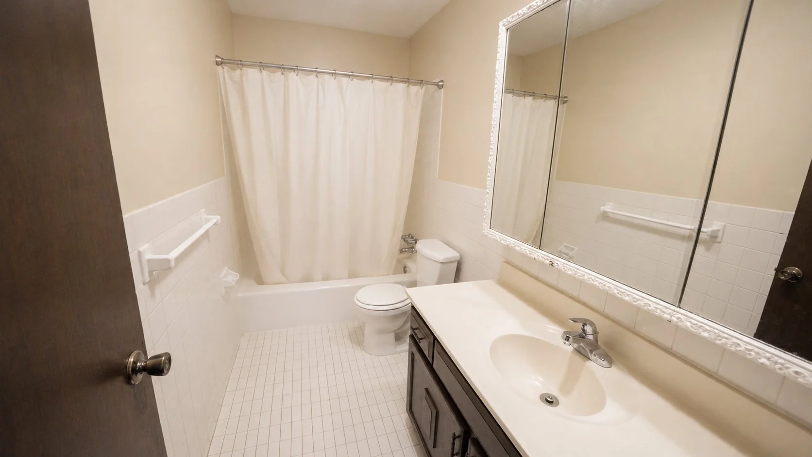 Riviera bathroom2.jpg