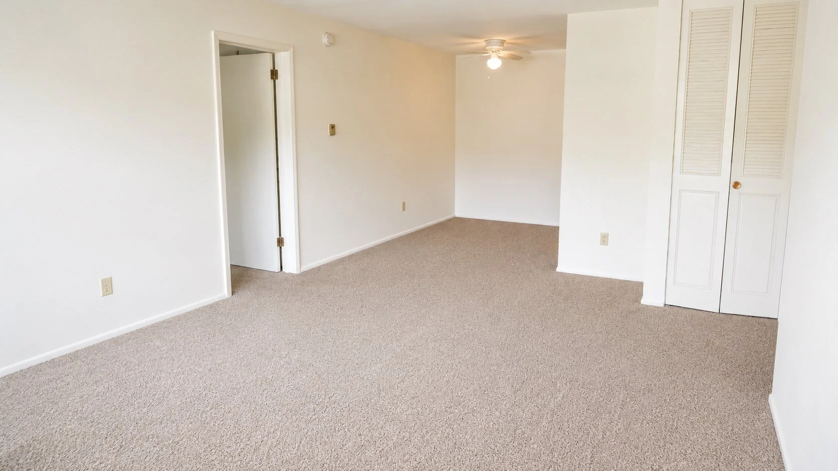 1329 living room2.jpg