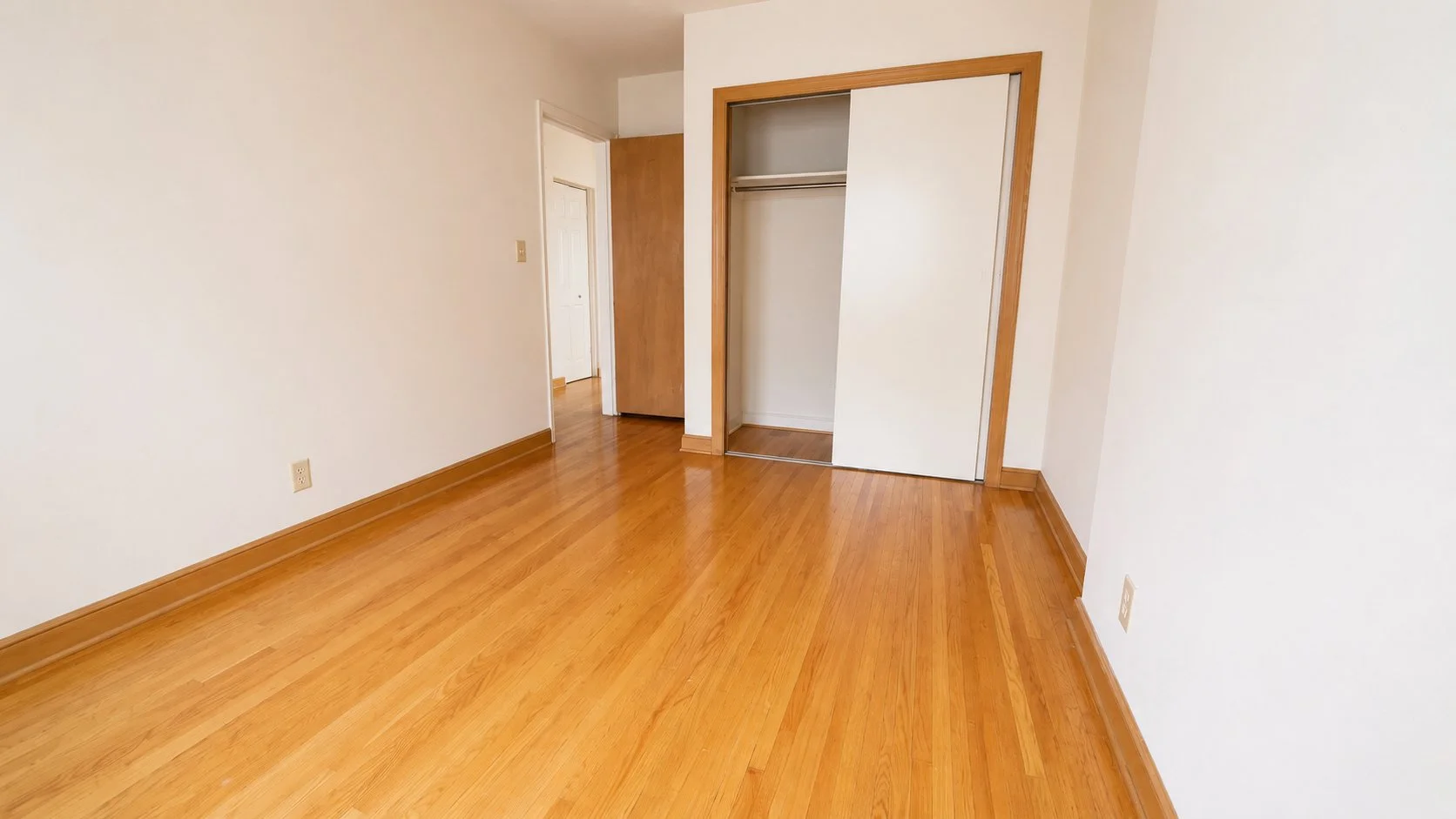 1835-8 bedroom2.jpg