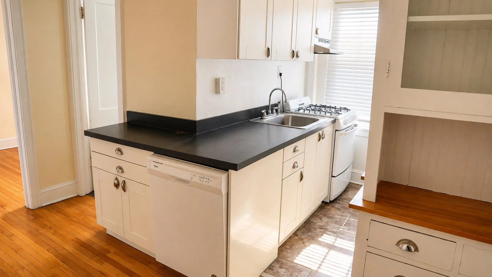 277-7 kitchen1.jpg