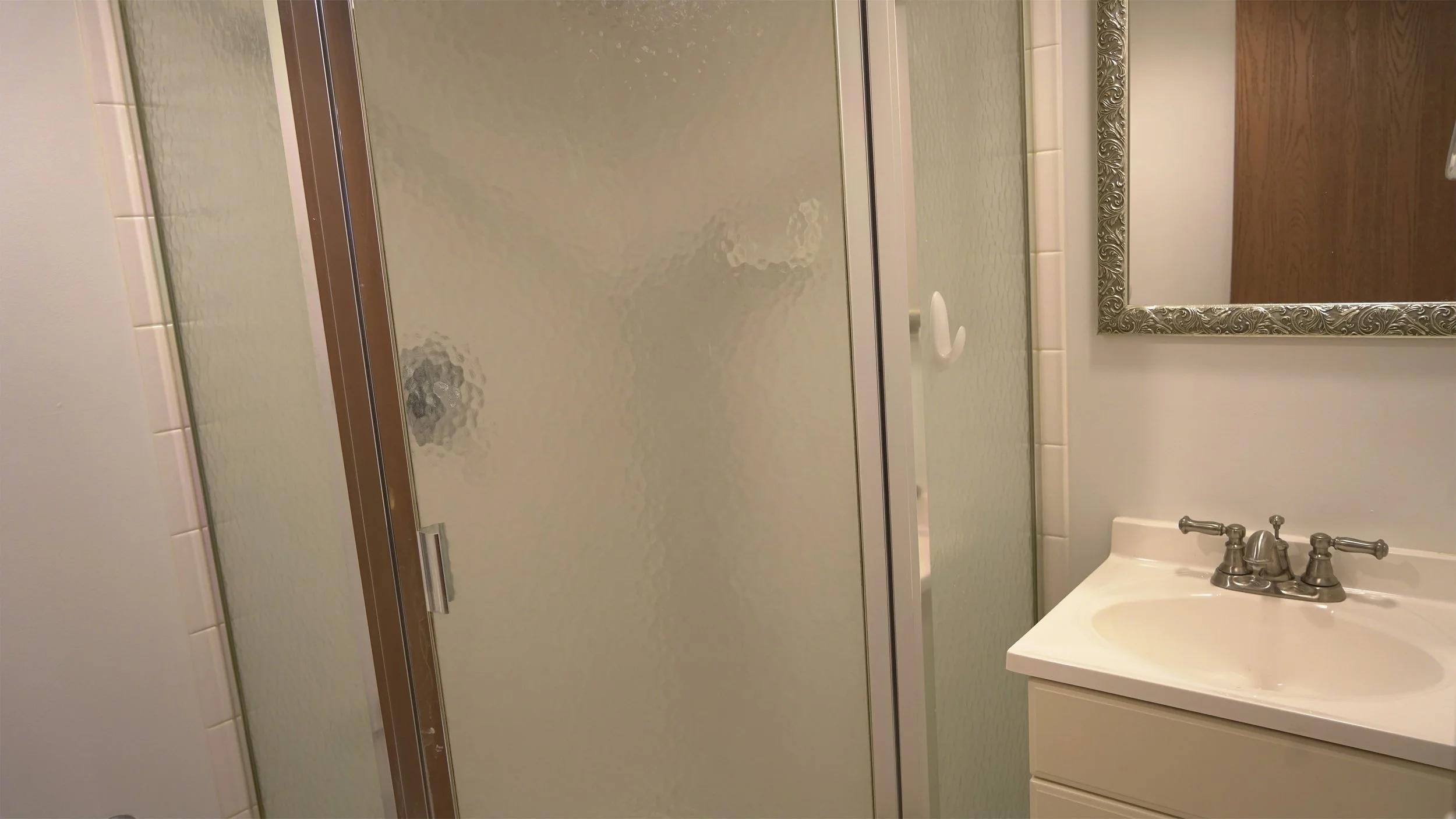 277-C bathroom2.jpg