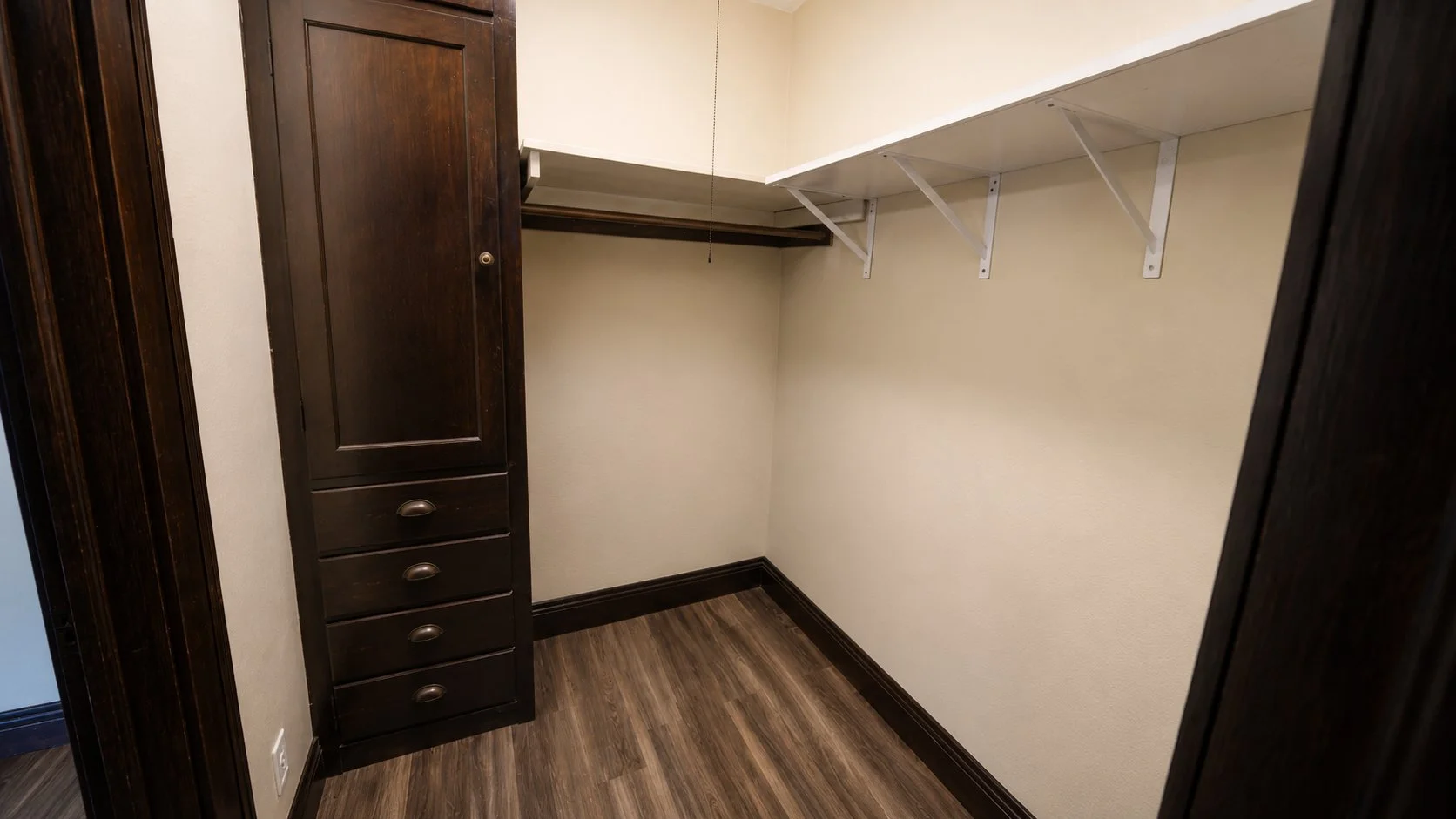2086-10 closet.jpg