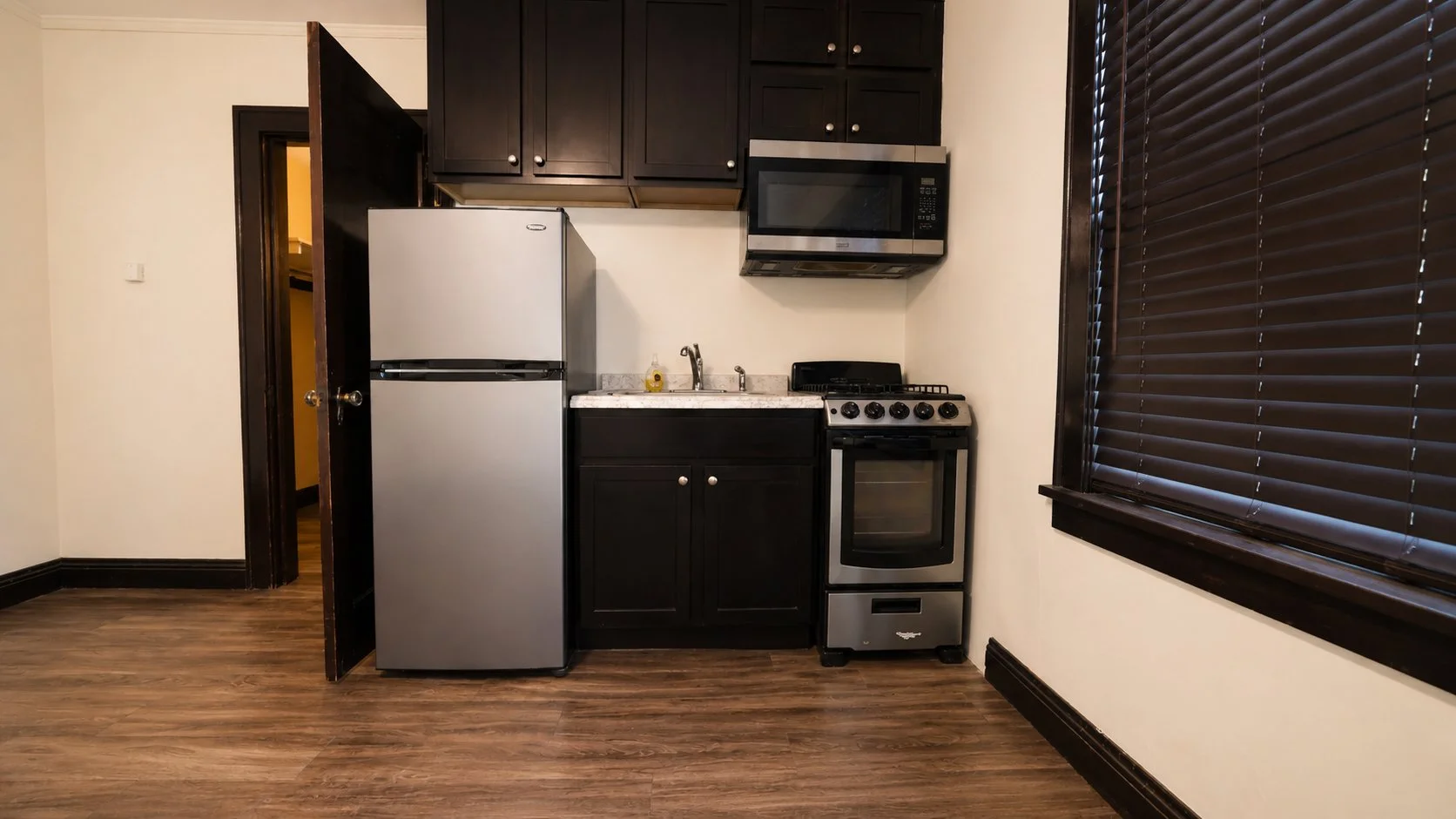 2086-10 kitchen.jpg