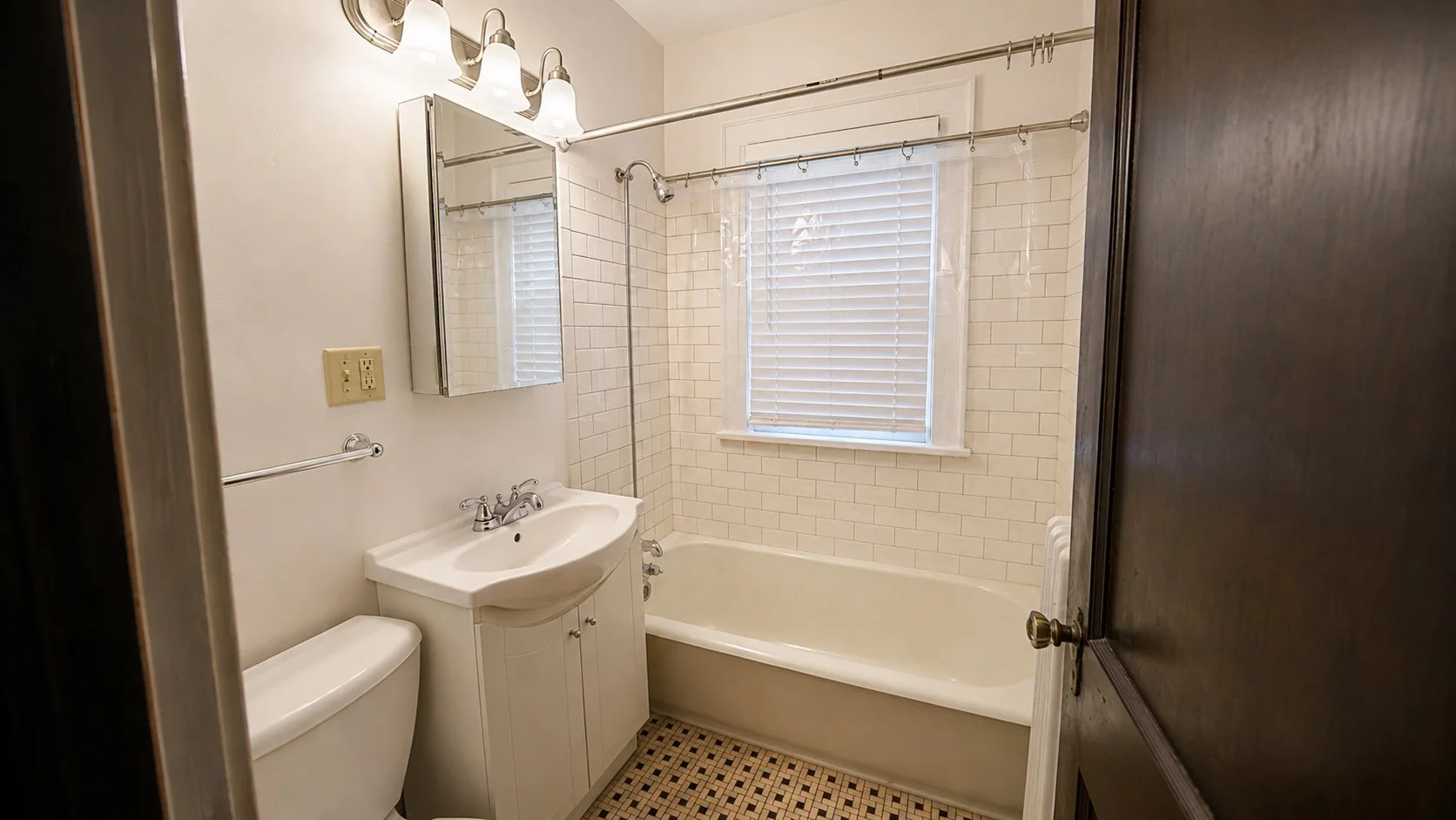 2086-2 bathroom.jpg
