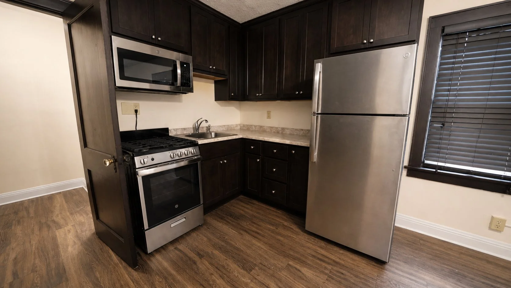 2086-2 kitchen.jpg