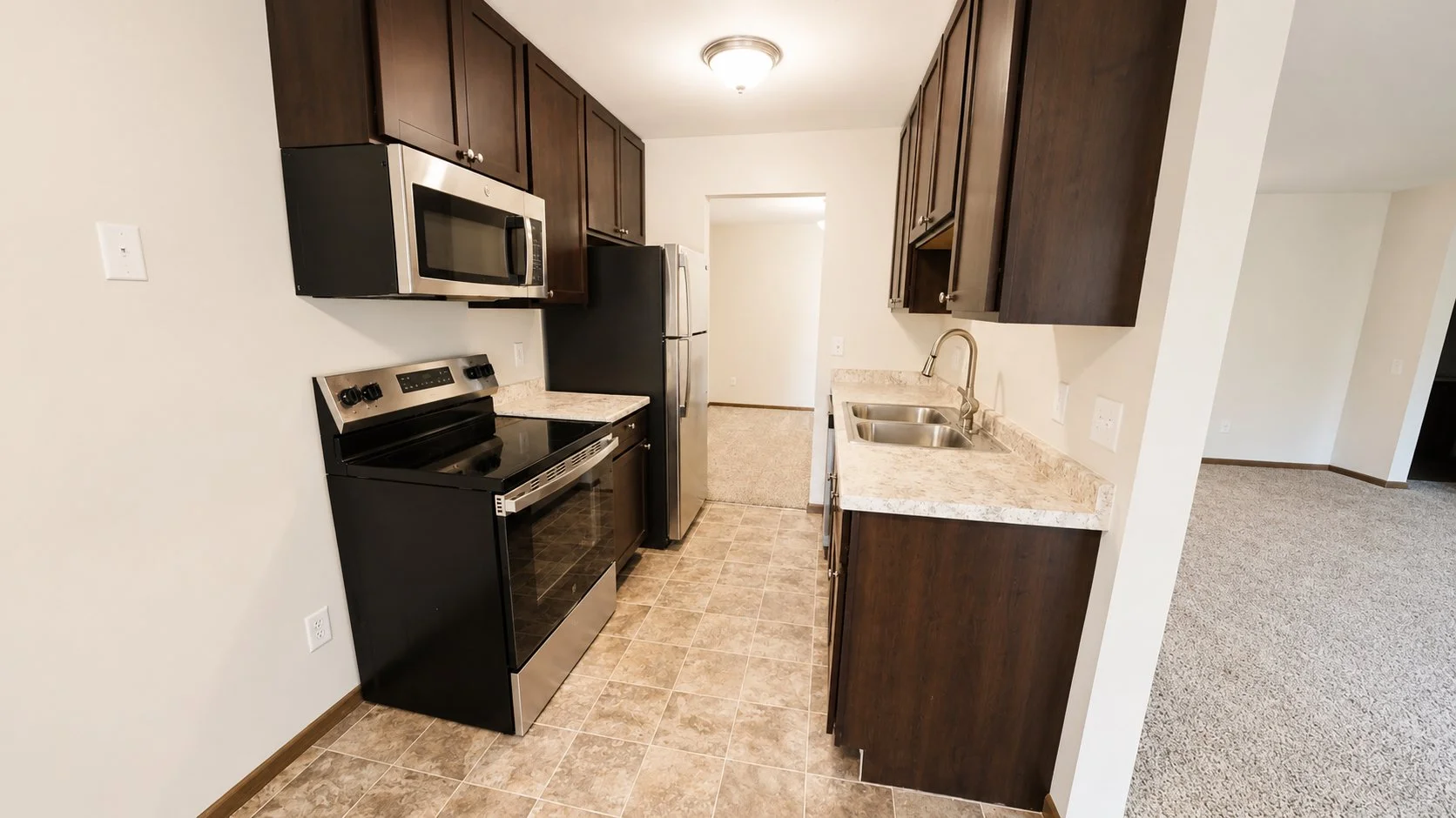 965-303 kitchen2.jpg