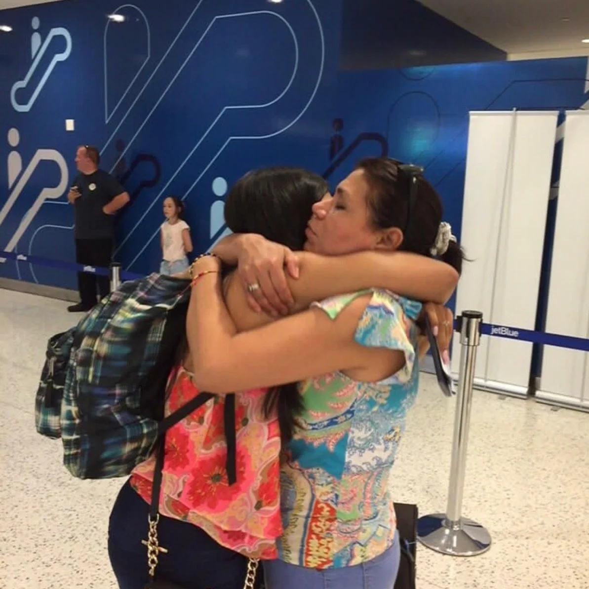 Because love sometimes looks like this: no warning, no posing, just genuine emotion and holding on to my bestie a little tighter 🥹🫶🏼
.
this is why I believe the smallest moments mean everything💗
.
Mom&amp;me minis, booking now ✨
.
Looking forward