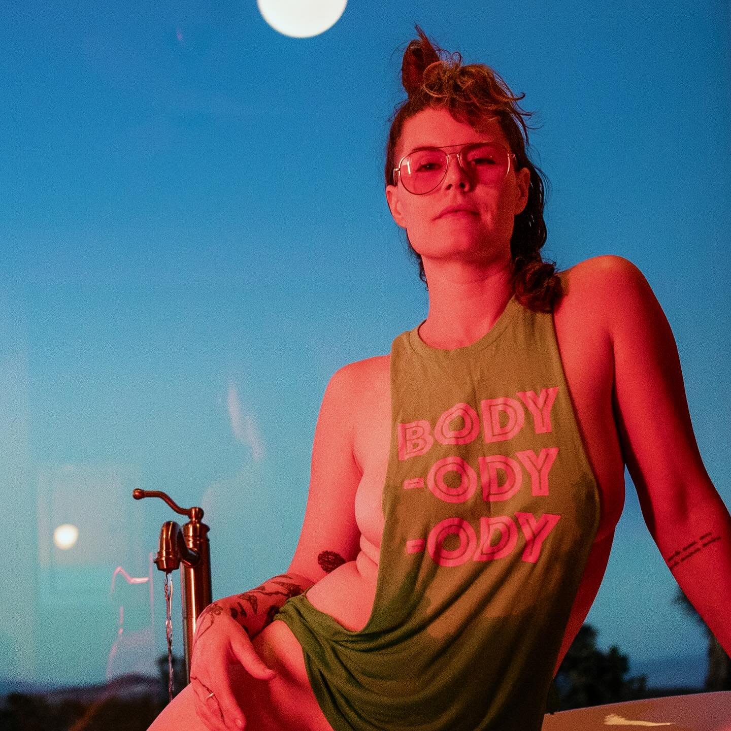 (When I say DRESS TO SWEAT) ~~~ T-Minus 7 hours till we do what we do best 🔥🪩💦 #THEDROP @bodylvnguage @houseofyesnyc see you tonight!

📸 @dr3warn0ld