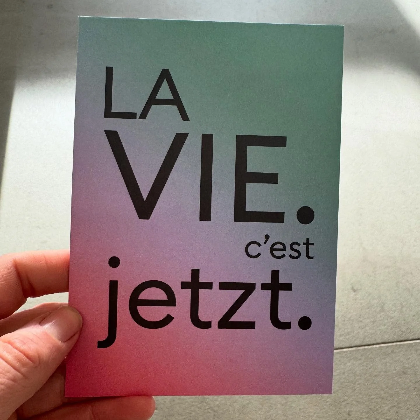 Es geht nicht darum, in der Vergangenheit zu verweilen, sondern sie anzusehen, zu verstehen und in Liebe loszulassen.
Nur so kannst du dich wirklich im Hier und Jetzt sp&uuml;ren und LEBEN frei von alten Begrenzungen.

Ich bin f&uuml;r dich da, wenn 