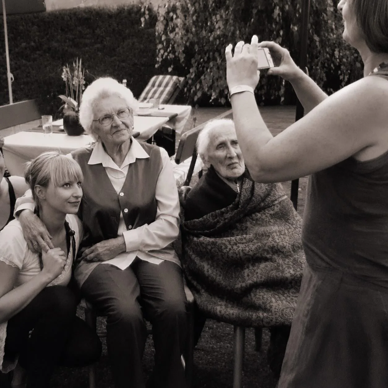 Auf dem Bild sind Mama, Oma und Uroma (im Herzen) und Ich alle miteinander vereint.

Ohne Eure Liebe, Eure St&auml;rke und all das, was Ihr getragen habt,
h&auml;tte meine eigene Reise als Mutter niemals begonnen.

DANKE 🤍

&bdquo;Jeder Tag ist Mutt