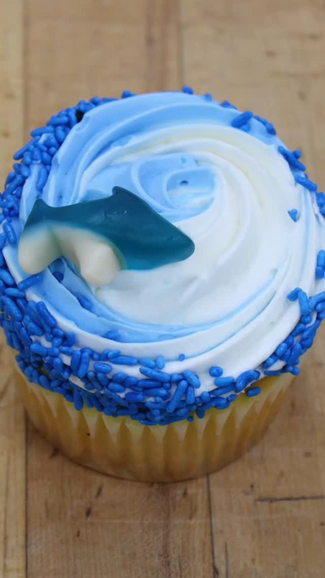A hot new bombshell has entered the Villa!! Meet blue Raz 💙 #bakery #bakerylife #bakerytiktok #dough #bakingchronicles #baker #pastry #richthebaker #antoinespastryshop #shopsmallbusiness #shoplocal
