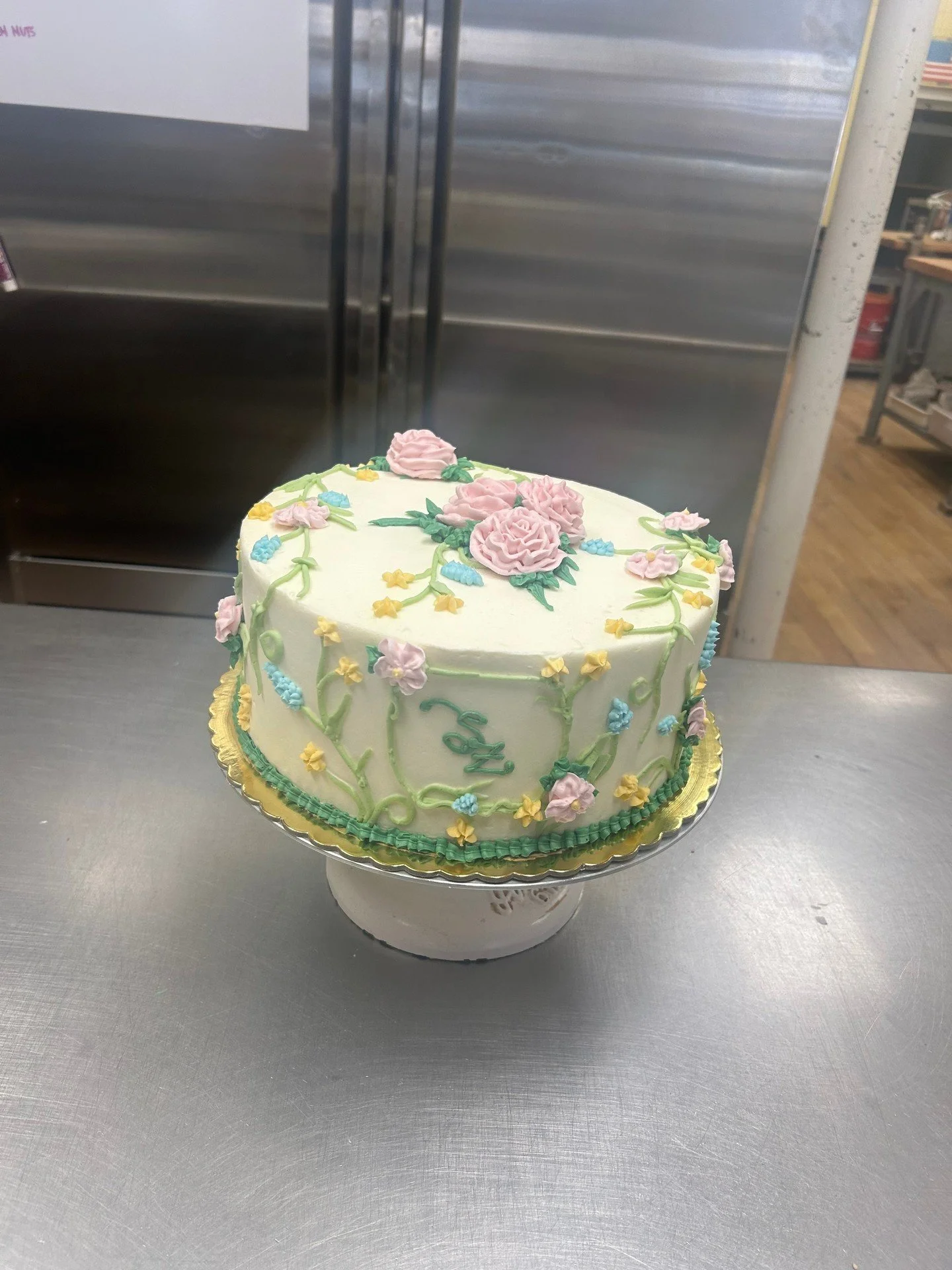 Beautiful!! Flowers are stunning! #antoinespastryshop #bakery #bakerylife #bakerytiktok #cakes #richthebaker #happybirthday❤️