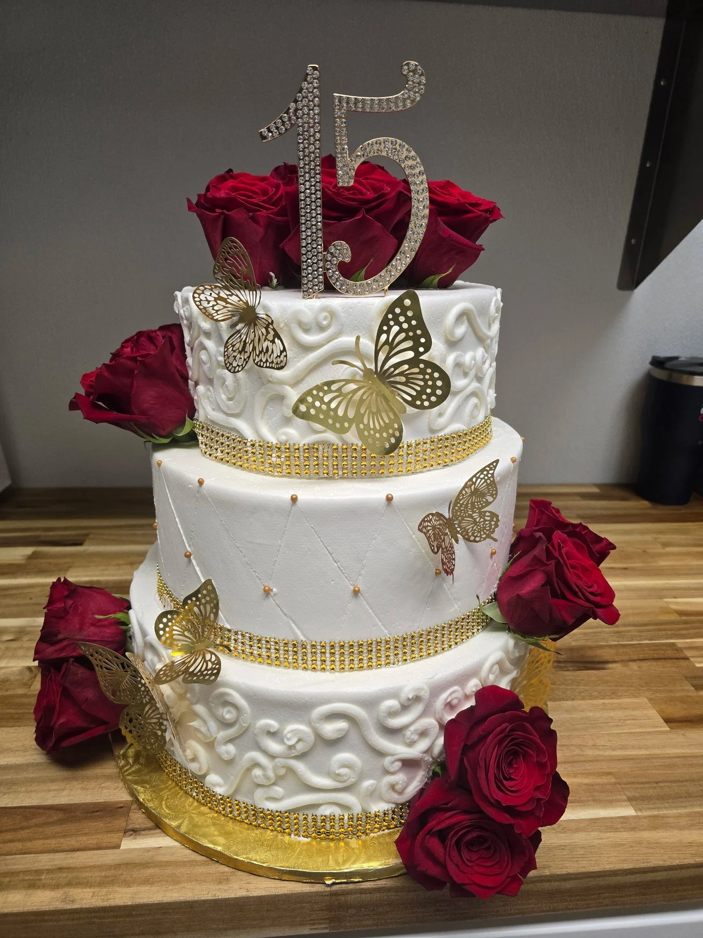 Happy 15th Birthday!! #antoinespastryshop #richthebaker #cakes #quinceneria #cakeroses #bakery #cake #event #butterflies