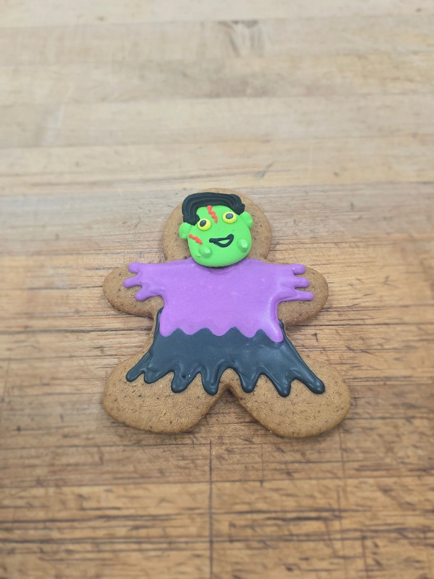 Its Spooky Szn!! Stop in for a zombie, mummy or skeleton gingerbread!! #antoinespastryshop #Halloween #Bakery #bakerylife #gingerbread #cookies #royalfrosting #sugarheads #sugar