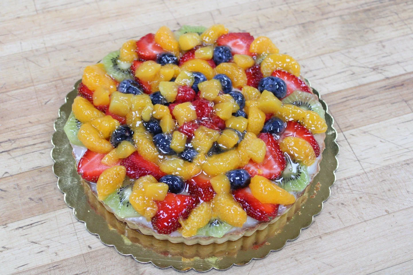 Anyone want a fruit tart? One of the best tarts we offer and its all-fresh fruit!! #antoinespastryshop #bakery #bakerylife #tarts #tart #custard #richthebaker #fruittart #vanilla