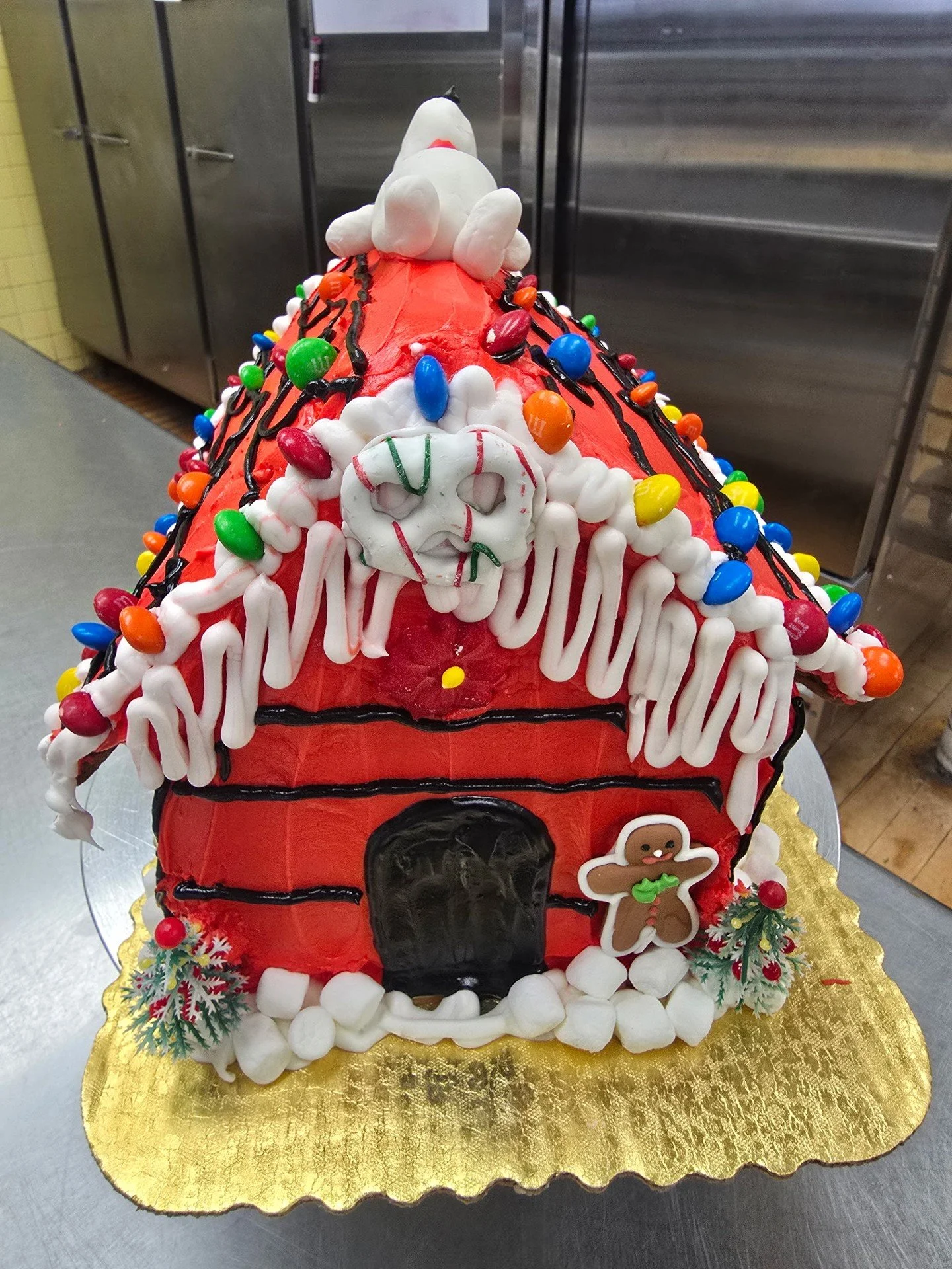 Snoopy always has the best house!! Stop in this week to grab yourself a snoopy gingerbread house at 317 Watertown St. Newton, MA 02458 or call us to order yourself a gingerbread house at 617-527-6747! #antoinespastryshop #snoopy #bake #baker #gingerb