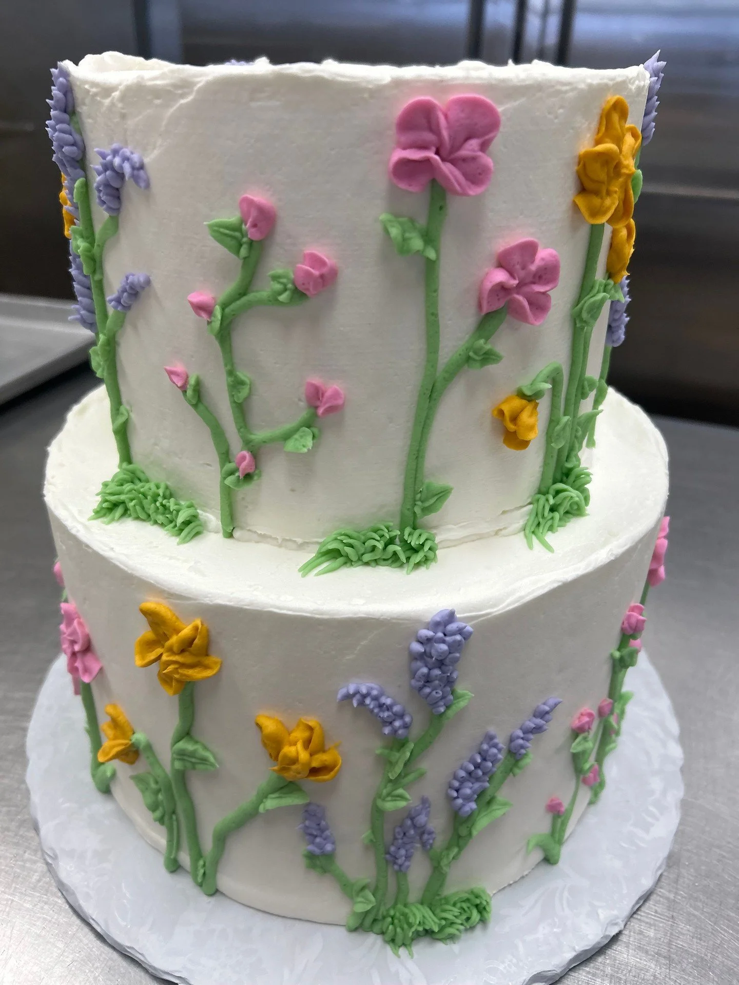Flowers are blooming!! #antoinespastryshop #cake #cakes #happybirthday #decoration #vanilla #richthebaker