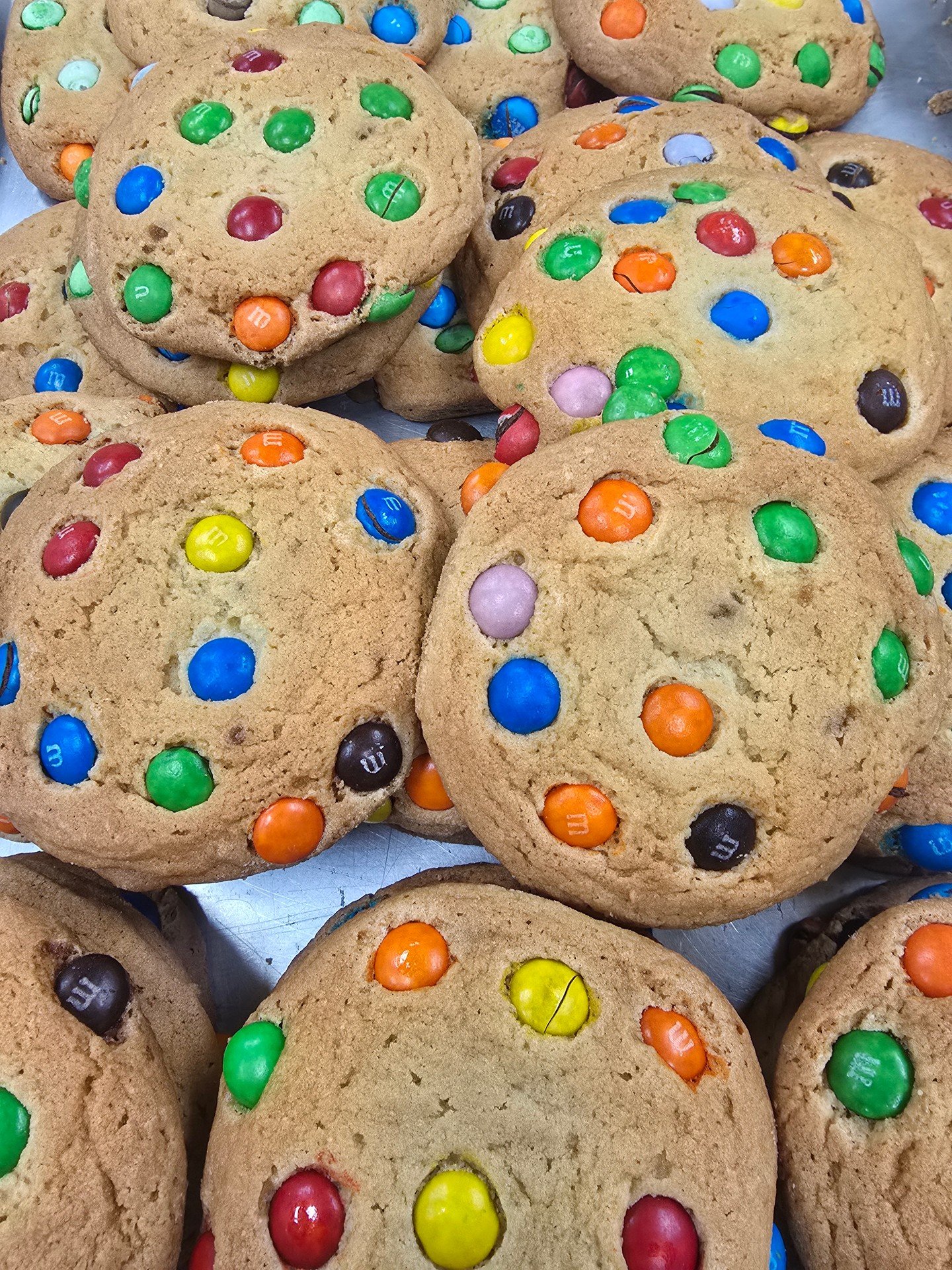 🍪🍪🍪M&amp;M cookies!! #antoinespastryshop #cookie #cookies #M&amp;M #MM #freshbakedcookies #richthebaker #newton