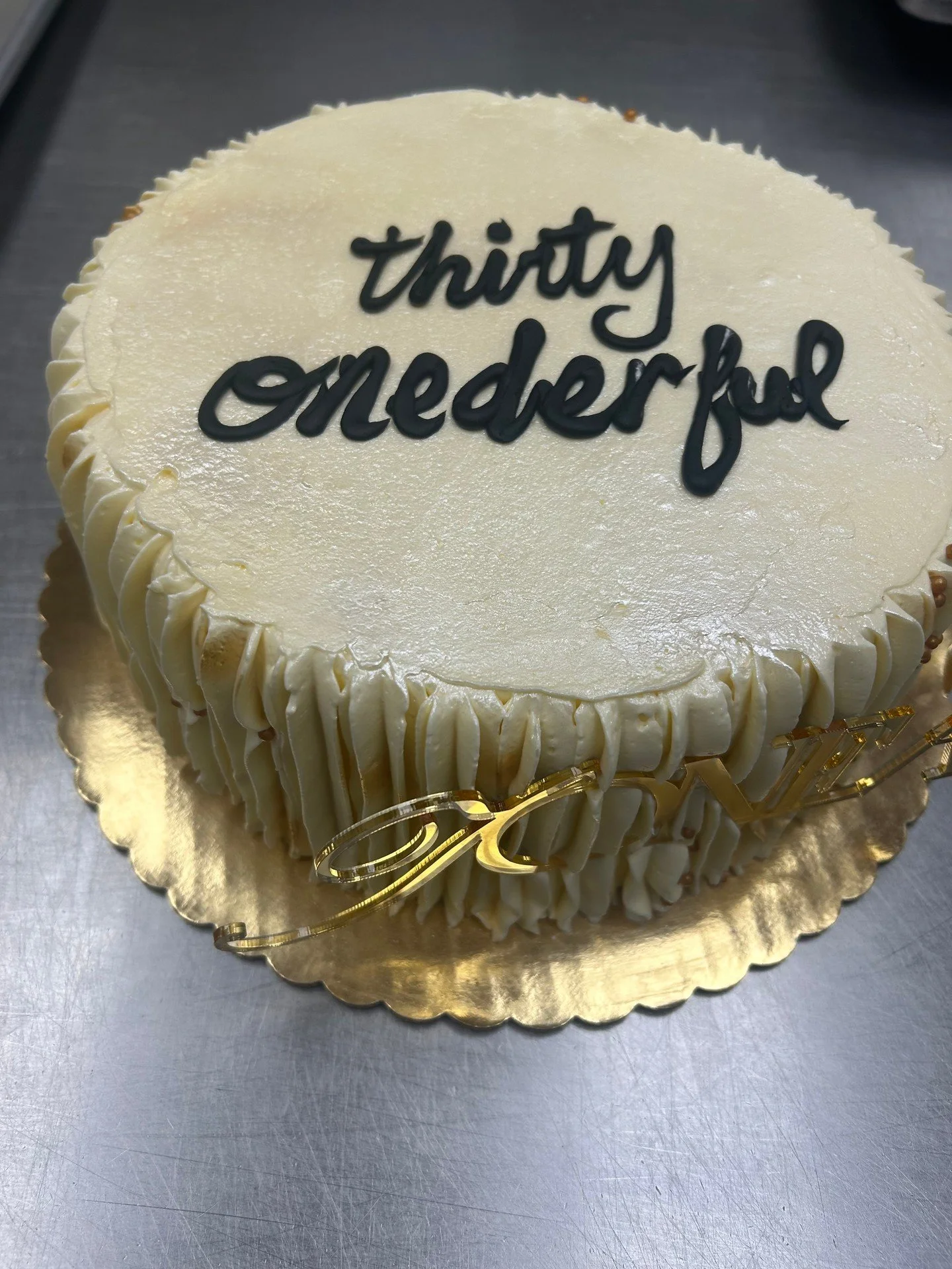 Thirty onederful!! #antoinespastryshop #cakes #cake #customcake #cakedecoration #richthebaker #gold