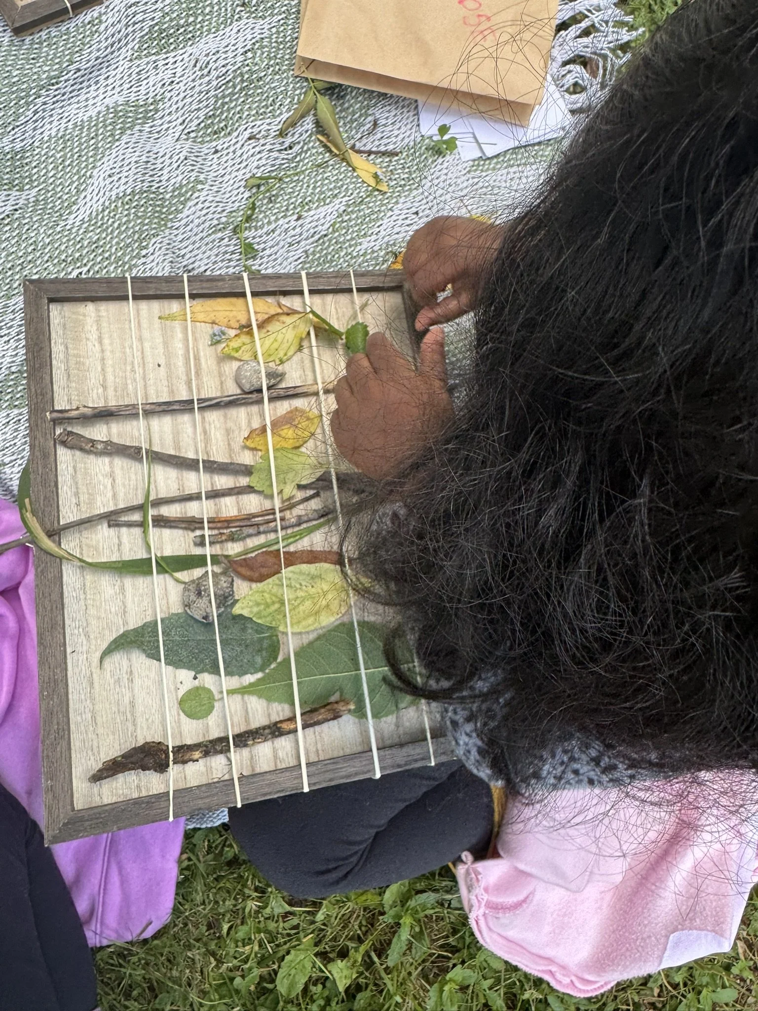 Part One - Benefits of Foraging
Children making weaveboards with their foraged natural items.