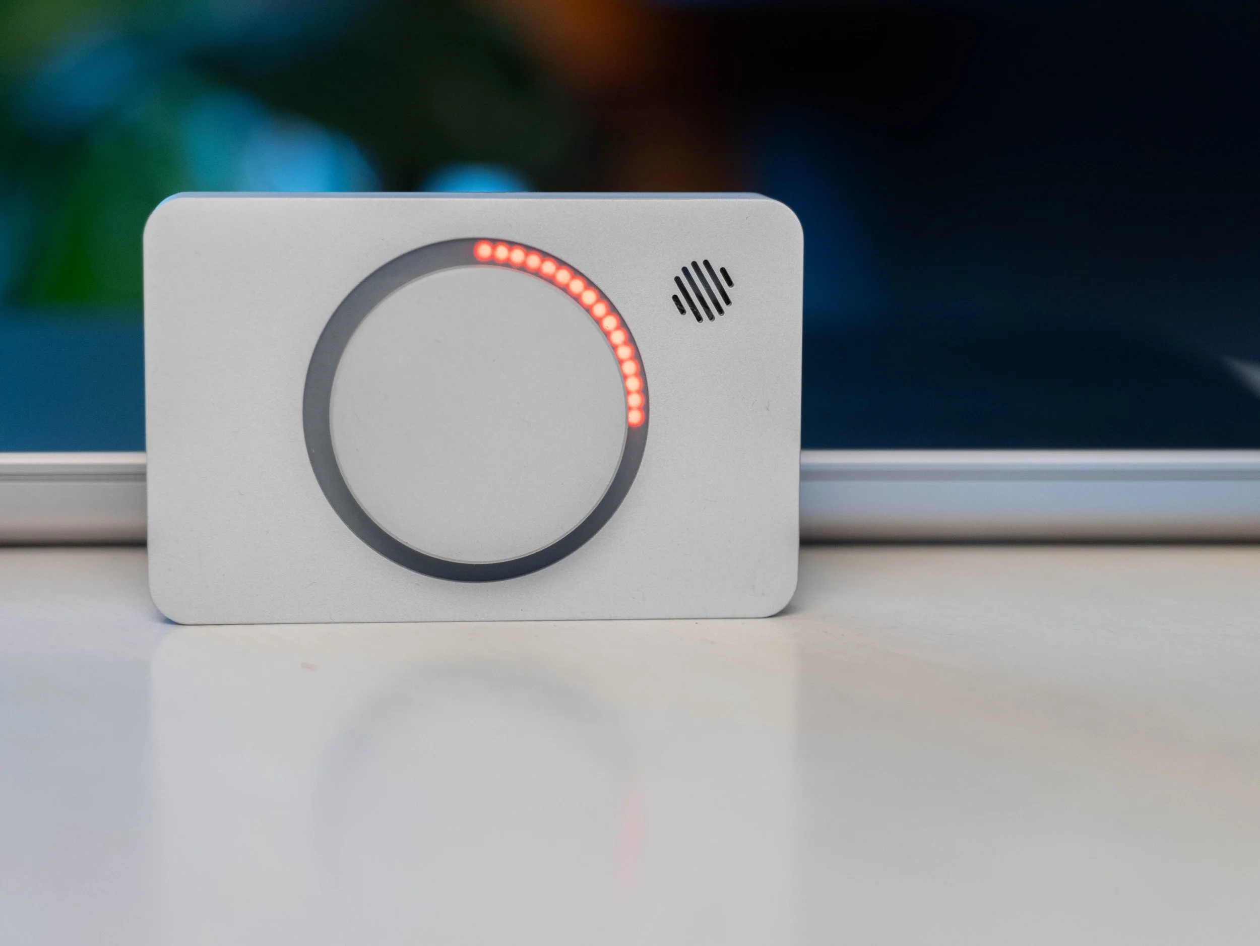 Pomodoro timer on desk with macbook showing reflection in the table