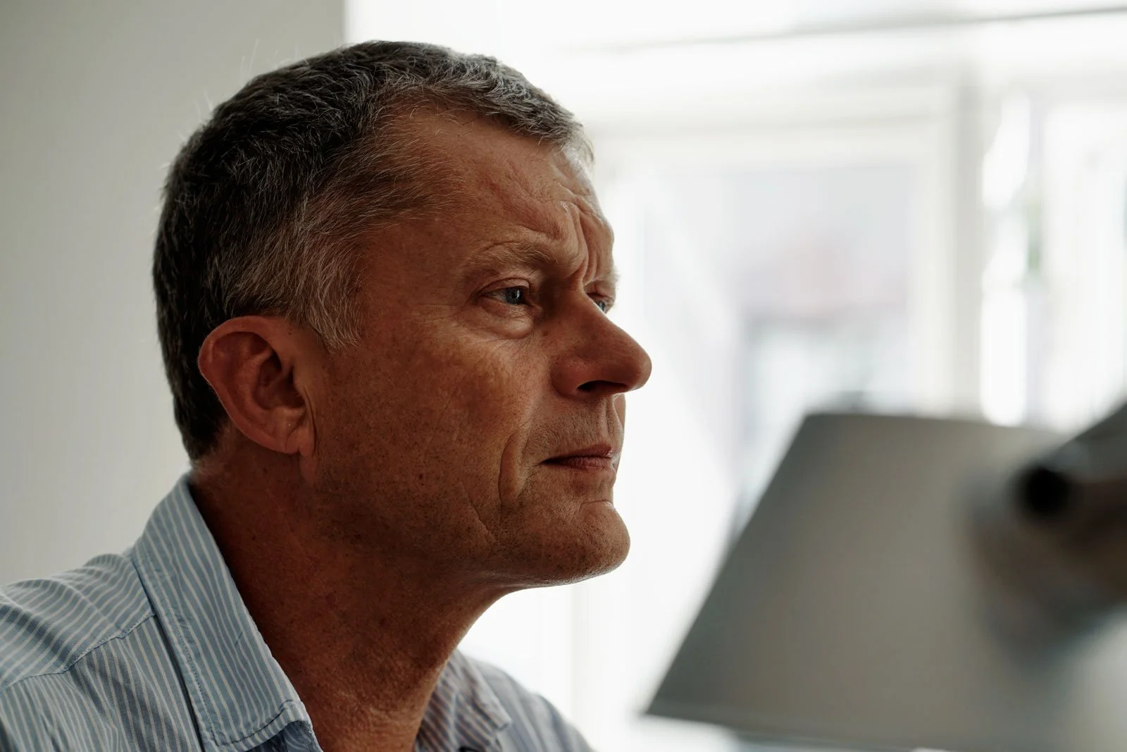 Et nærbillede af Henrik Hougaard, der sidder foran en computer, med fokus på hans ansigt i profil.