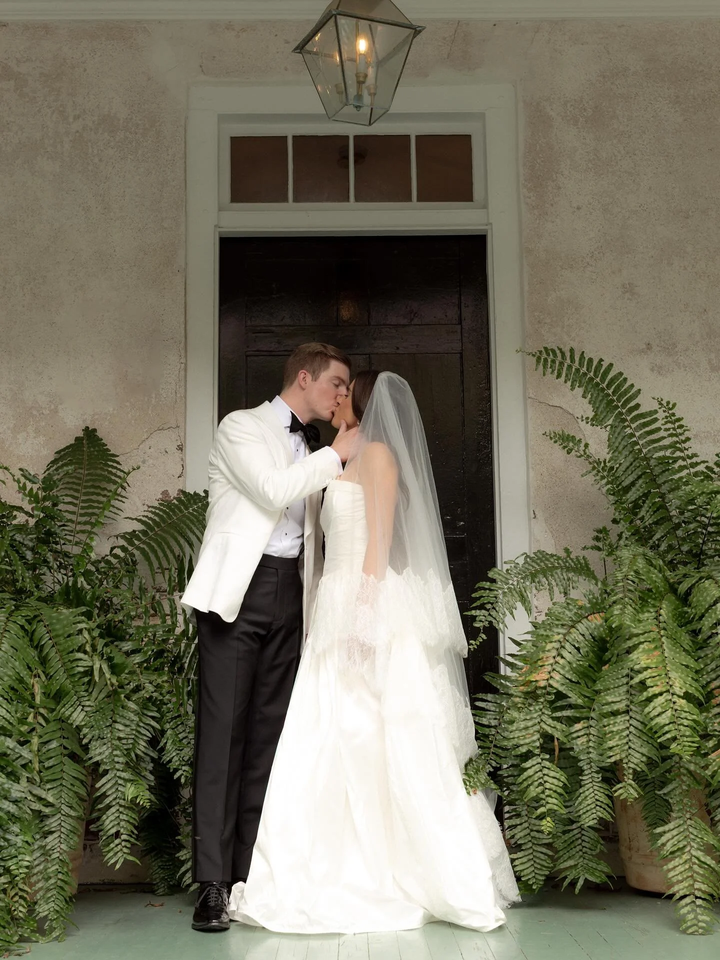 Mr &amp; Mrs Bailey 🌴🤍

📸 @franziannika.photography 
🎥 @lostboyweddings 
💐 @wilder.bloom.co 
✨ @spellboundevents 
🎶 @bunndjchs 
👰🏻&zwj;♀️ @wildivorybeauty @andreasedici @nicole_bridal @anthropologieweddings @dolcevita 
🤵 @suitsupply 
📍 @the