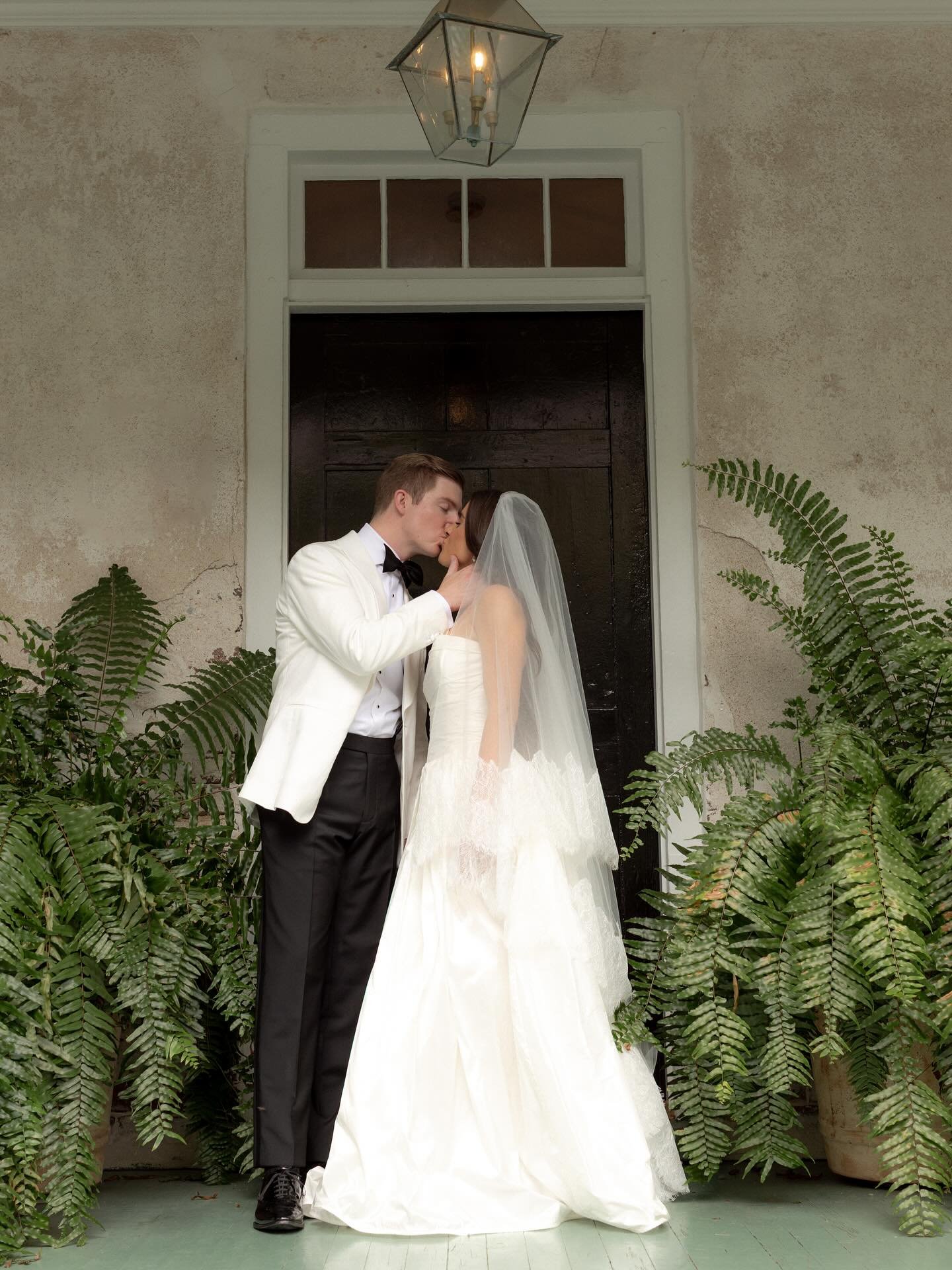 Mr &amp; Mrs Bailey 🌴🤍

📸 @franziannika.photography 
🎥 @lostboyweddings 
💐 @wilder.bloom.co 
✨ @spellboundevents 
🎶 @bunndjchs 
👰🏻&zwj;♀️ @wildivorybeauty @andreasedici @nicole_bridal @anthropologieweddings @dolcevita 
🤵 @suitsupply 
📍 @the