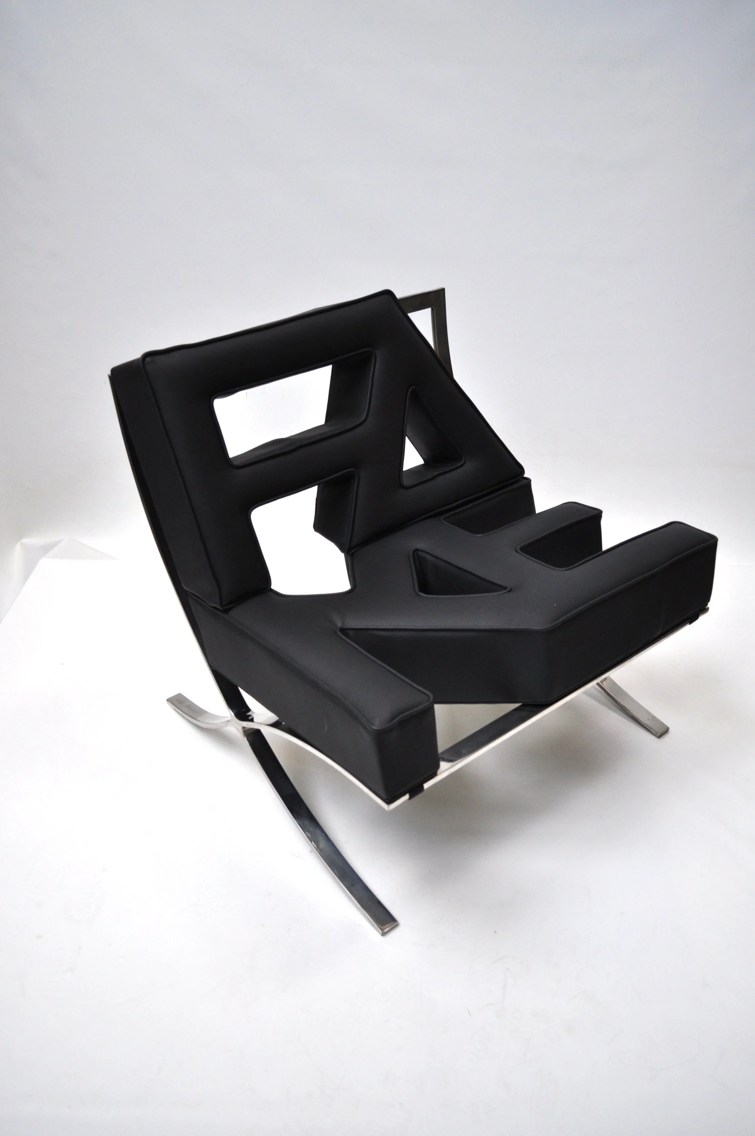 (fake) Barcelona chair. dus niet van Mies van der Rohe en ook niet voor Knoll.