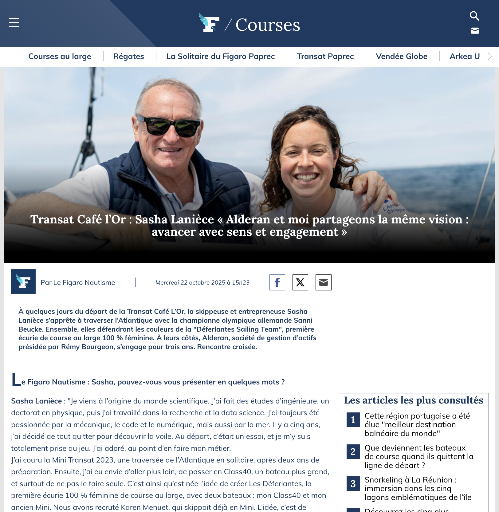 Deux personnes souriantes sur un bateau. Homme avec lunettes de soleil, femme avec cheveux bouclés.