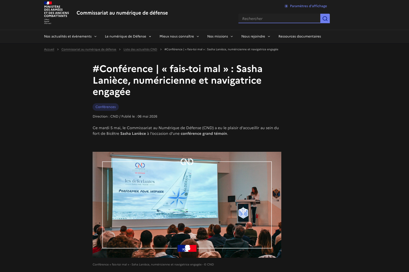 Sasha en conférence devant des civils et militaires