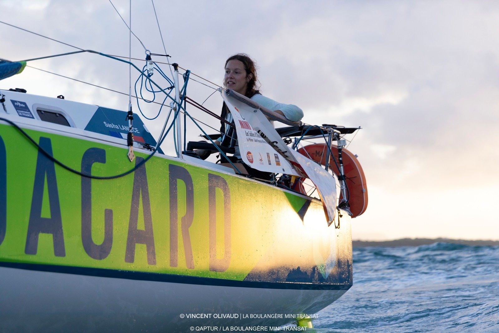 [BDay] 🎂
Il y a 1 an je franchissais la ligne d'arriv&eacute;e de la Mini Transat, course transatlantique en solitaire. 16 jours sans aucune communication ni assistance, 16 jours face &agrave; tes pens&eacute;es, &agrave; ne pouvoir compter que sur 