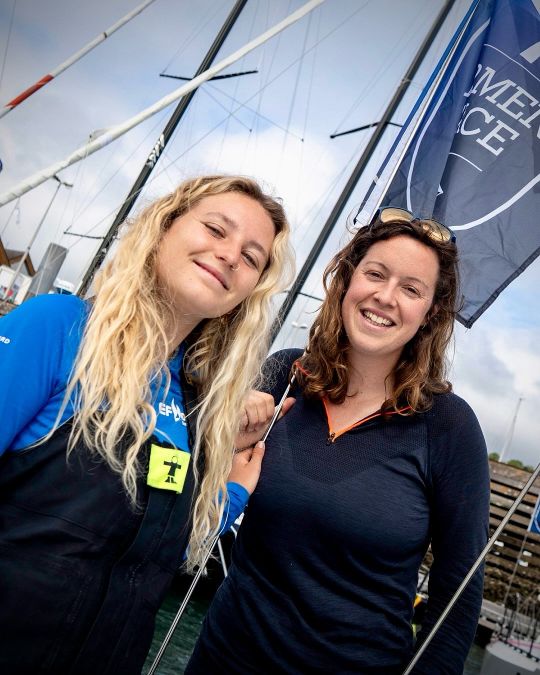 ✌️ Armen Race BIG DUMP, 3 jours de course &agrave; pleine balle ! 💪 avec les bateaux @les_deferlantes_sailing_team :

&bull; Le 1053 avec lequel j&rsquo;ai travers&eacute; l&rsquo;Atlantique en solo, c&rsquo;est maintenant @karenmnt1 qui est aux com