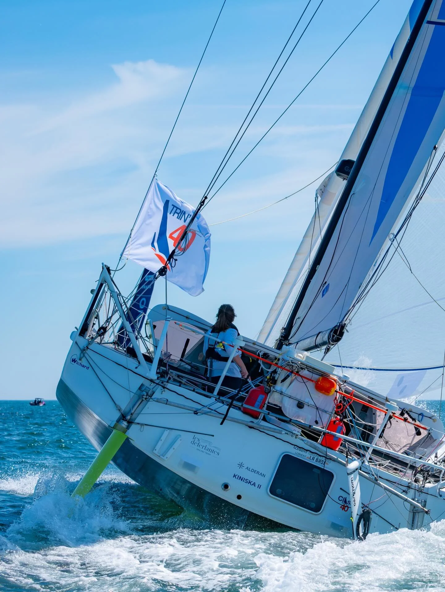 Bon d&eacute;part sur la @trin.40 ! 🌊
Premi&egrave;re course de la saison en solitaire et directement dans le bain. &Ccedil;a fait du bien !

Le d&eacute;part s&rsquo;est jou&eacute; dans peu de vent dans la baie de Quiberon. Sasha et @alderan_sgp s