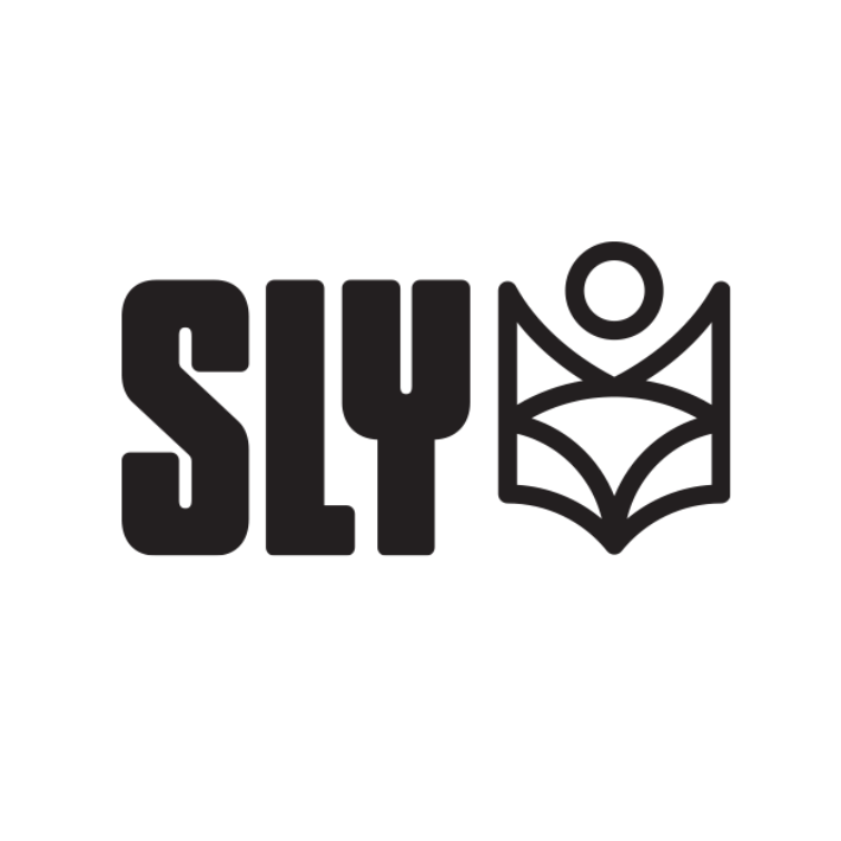 Logo noir avec les lettres 'SLY' et une figure stylisée d'une personne lisant un livre